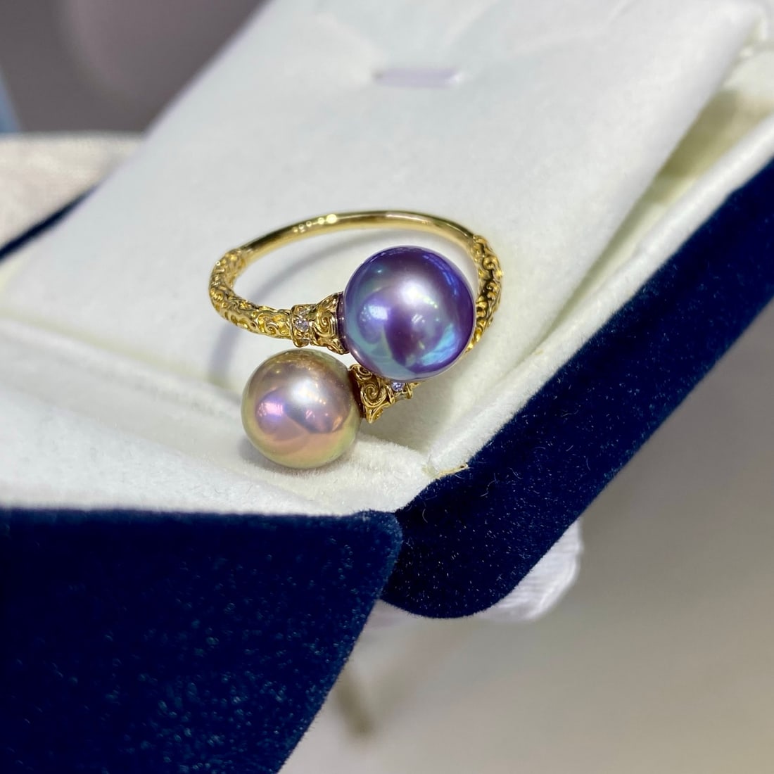 Silver plated gold pearl open ring: This ring features a unique double bead design, exuding a fashionable and vibrant color charm. The 9-10mm pink and purple beads complement each other, showcasing a refreshing color combination that is