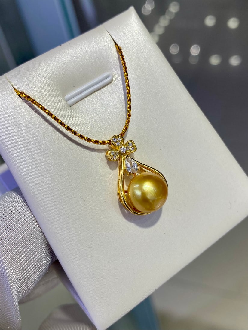 Gold Pearl Pendant (chain not included): This pearl pendant features a 9-10mm South Sea golden pearl at its center, showcasing a top-grade color and perfectly interpreting the fusion of classic and modern styles. The luster of the golden pea