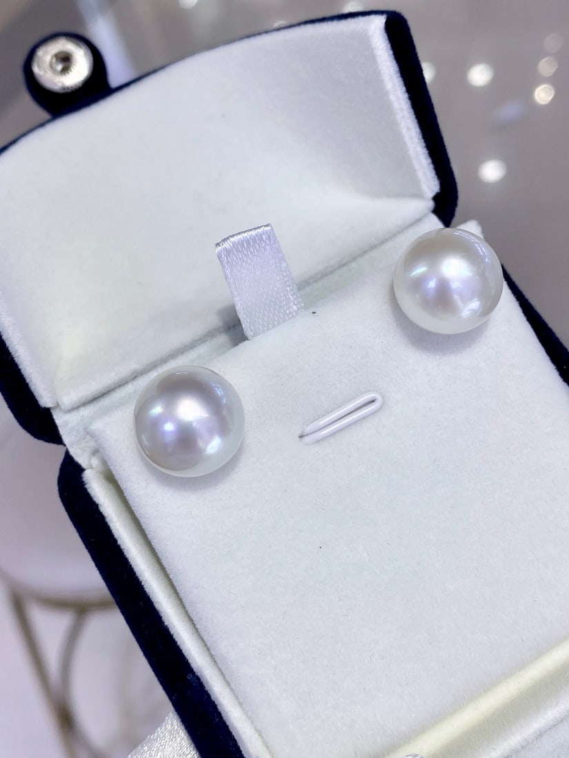 Pearl earrings: These pearl earrings showcase a silky luster and thick, round 13-14mm large pearls, perfectly demonstrating the combination of purity and nobility. The pearls are perfectly round, with extremely minor