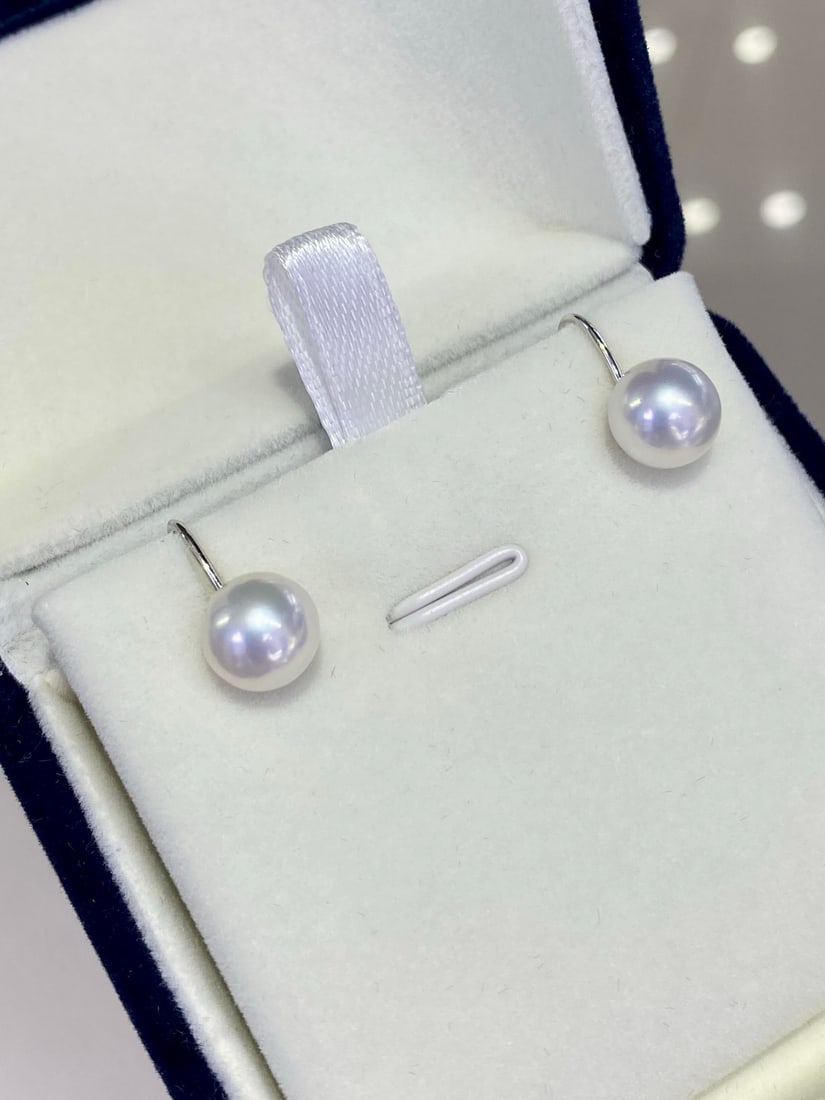 Edison Pearl Earrings: This pearl ear clip is a brilliant work from the Aurora Edison series, designed for those without ear piercings, perfectly solving your wearing troubles. The pearls on the ear clip have a diameter of 