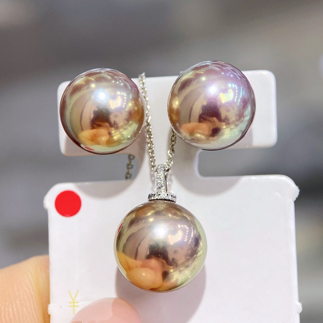 18K white gold freshwater pearl pendant and earring set: This 18K white gold freshwater pearl pendant and earring set perfectly embodies the combination of nobility and elegance. Both the pendant and earrings feature perfectly round pearls that emit a charm