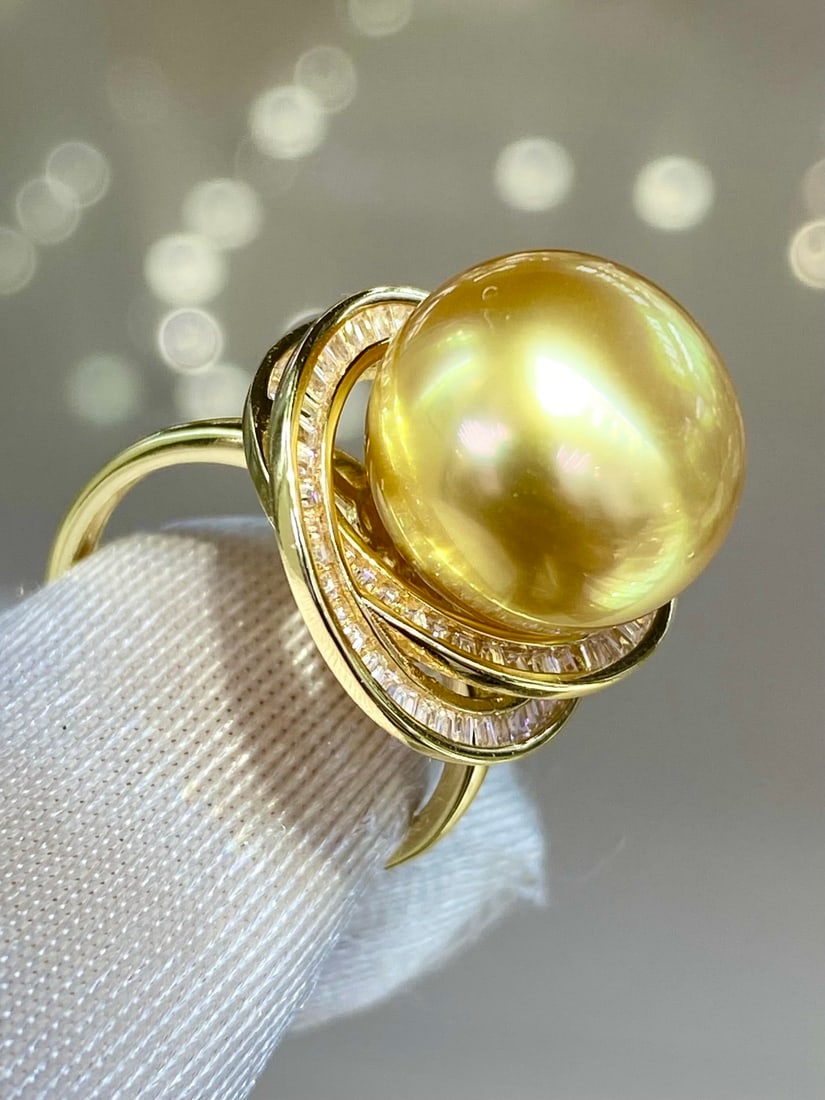 South Sea Golden Pearl Necklace: South Sea Golden Pearl Necklace. Specifications: Pearl diameter 13-14 millimeters.
