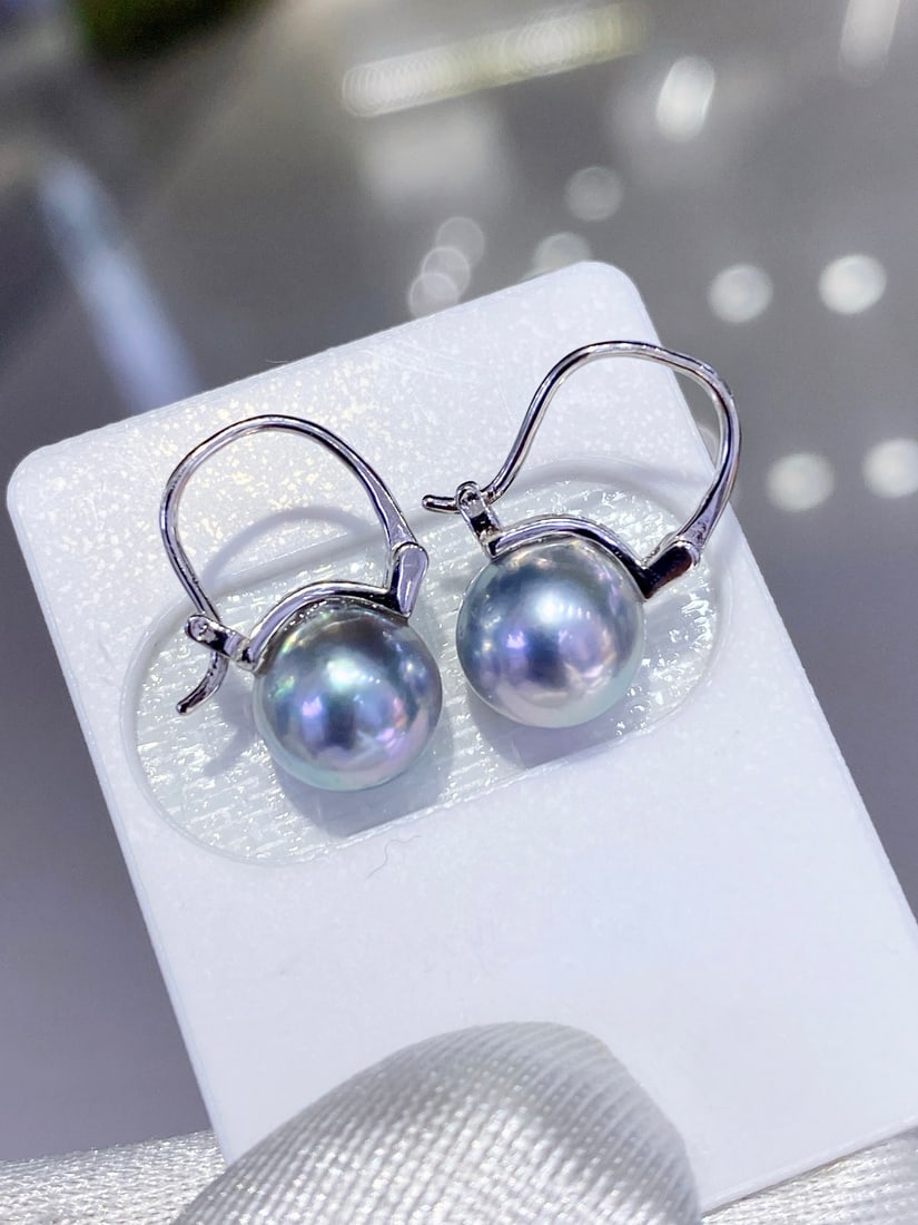 Silver Akoya Pearl Earrings: These silver Akoya pearl earrings perfectly showcase the unique charm of pearls. The 7.5-8mm round pearls with slight imperfections have a translucent gem-like luster and a silver-blue hue reminiscent