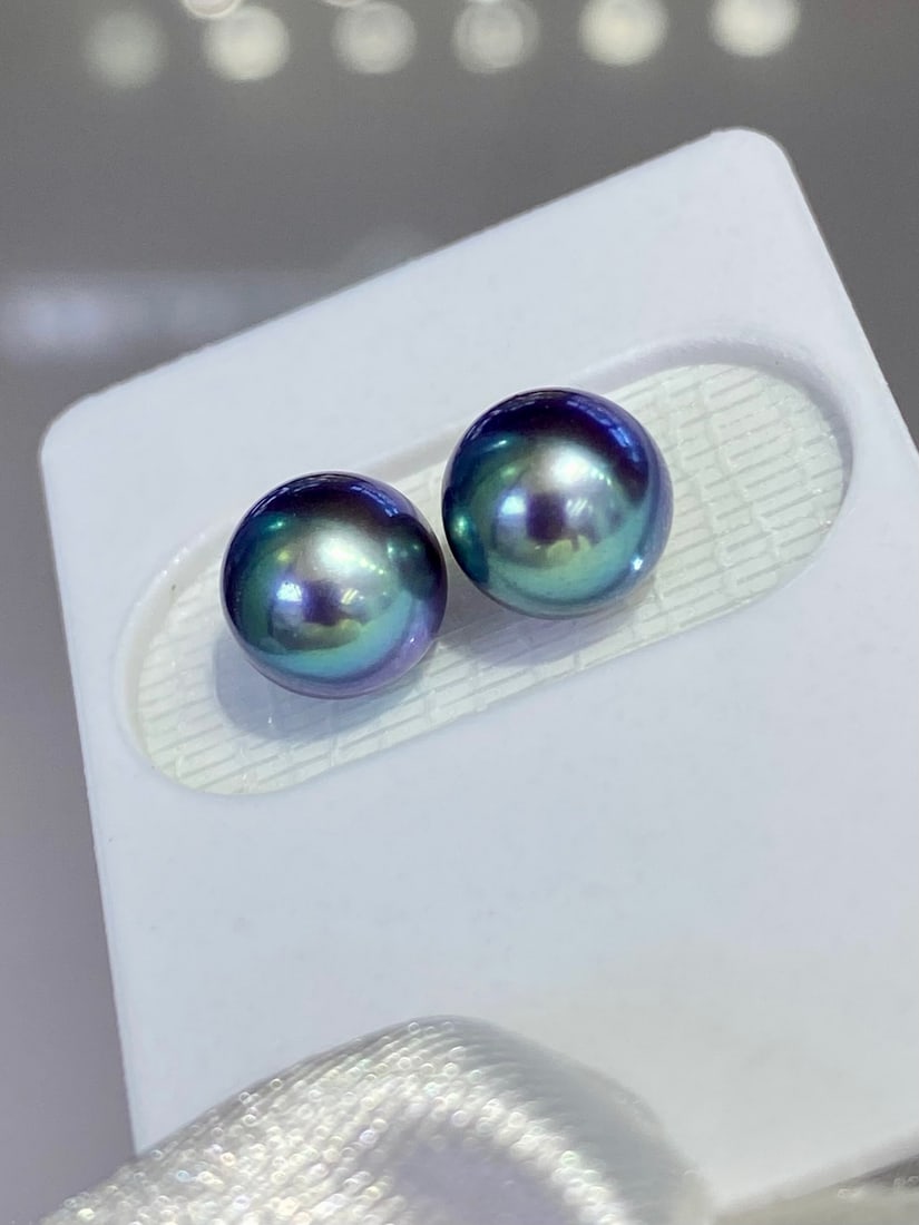 7.5-8mm Peacock Purple Edison Pearl Earrings: These pearl earrings are a unique choice for each wearer due to their rare natural color and captivating peacock green and purple hues. Their small size perfectly highlights the wearer's elegant tempe
