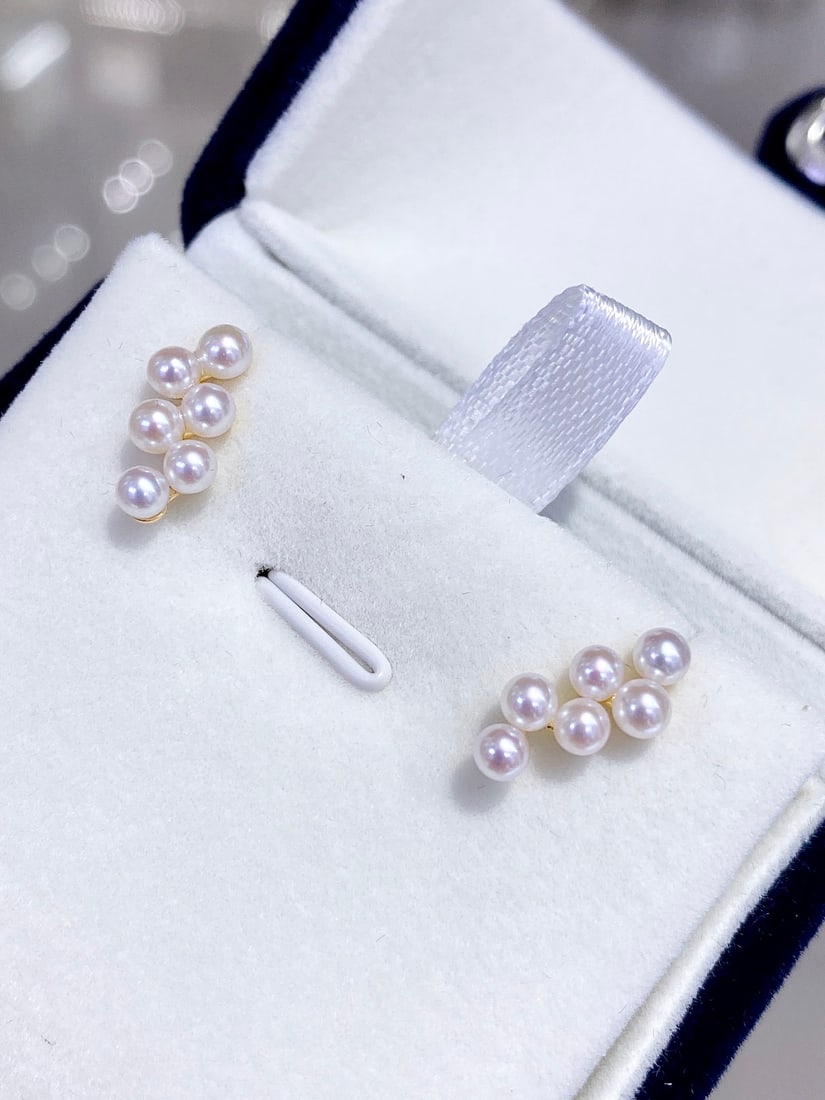 Freshwater pearl earrings: These earrings are inspired by delicate small grape shapes, using 3-4mm round aurora freshwater pearls, resembling perfect little light bulbs, emitting charming radiance. Their design is exquisite