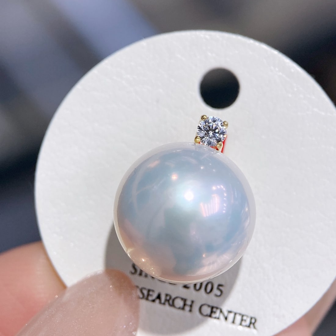 18K Gold Edison Pearl Pendant (chain not included): This pendant is meticulously crafted in 18K gold, paired with a flawless 12.9mm perfectly round Edison pearl, presenting a silky and lustrous shine. The pearl's white light is soft like moonlight,