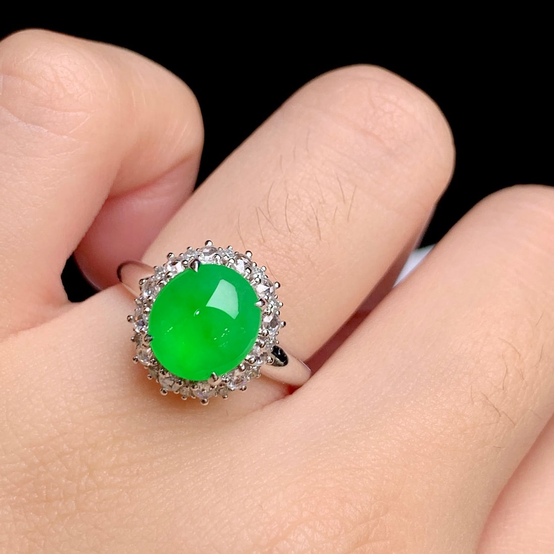 18K gold jadeite ring: This 18K gold jadeite ring, like a touch of fresh and natural color, perfectly captures the agility and vitality of sunlight. The ice yang green jadeite on the ring is rich and refreshing in color, li
