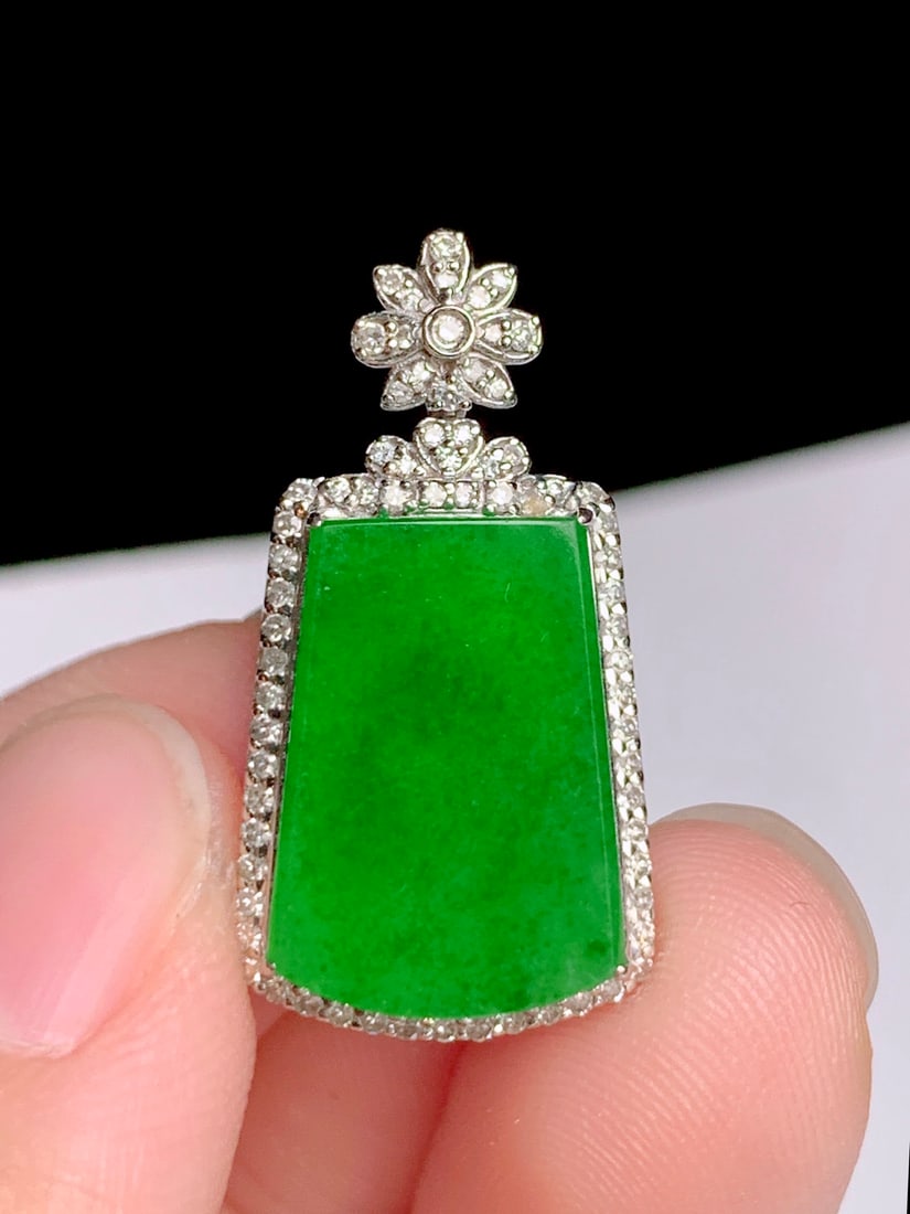 18K gold diamond jadeite pendant: This jadeite pendant, set in 18K gold, showcases unparalleled elegance and luxury. The diamond-encrusted design not only adds brilliant shine but also perfectly combines the fresh and noble Ice Yang