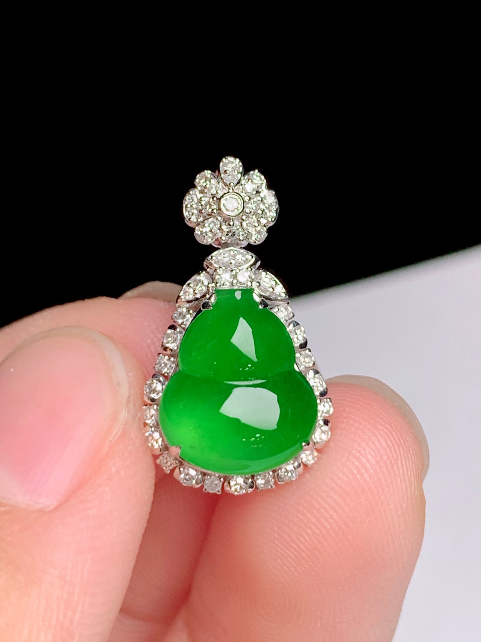 18K Gold jadeite Gourd Pendant: This jadeite gourd pendant perfectly showcases the combination of nobility and elegance with its unique design and rich color. The 18K gold diamond inlay craftsmanship adds a dazzling brilliance to