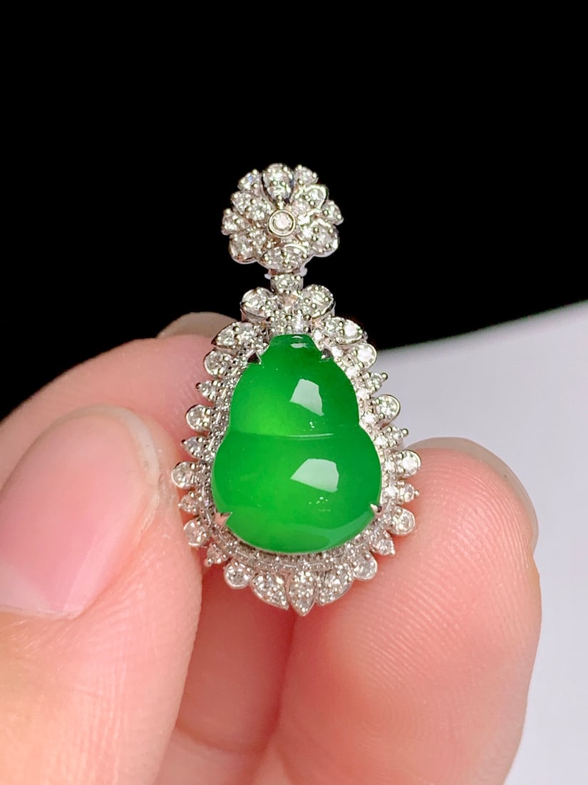 18K Gold jadeite Gourd Pendant: This 18K gold jadeite gourd pendant perfectly showcases the elegance and nobility of the wearer with its unique design and exquisite craftsmanship. The icy green color is as refreshing as morning