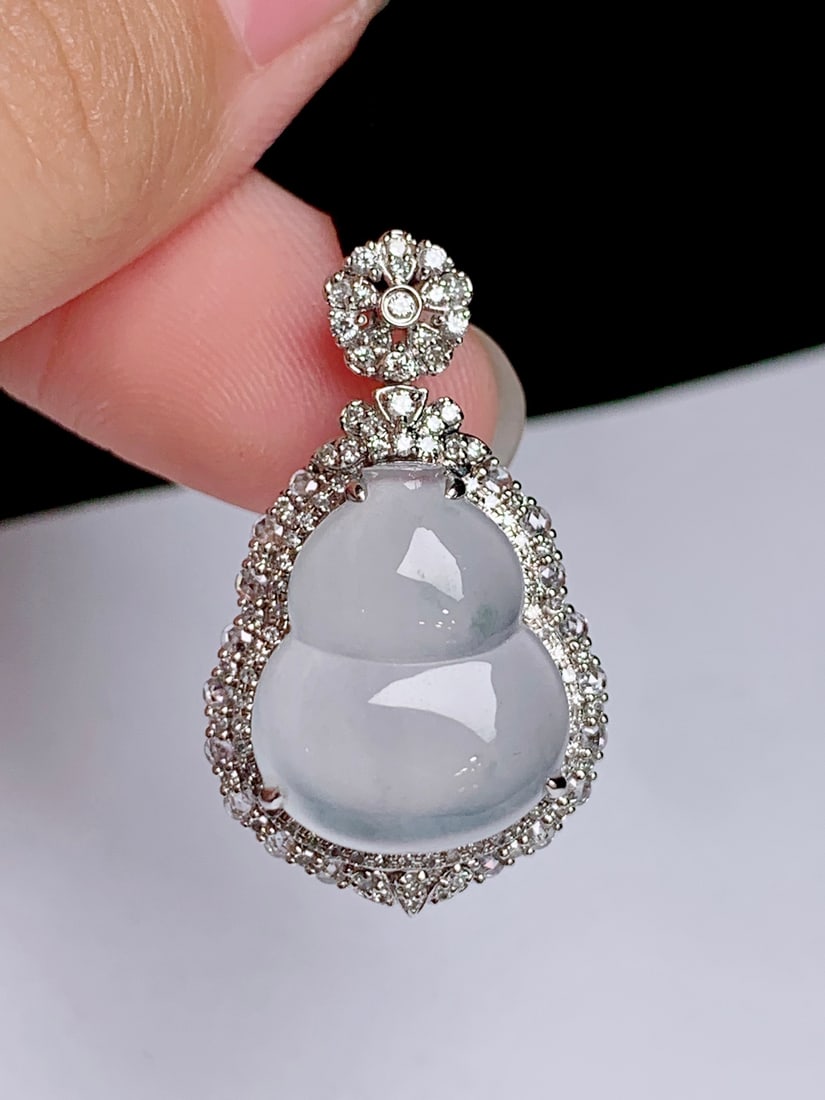 18K gold jadeite pendant: This 18K gold jadeite high ice gourd pendant, with its exquisite design and elegant temperament, is the ideal choice for your daily wear. The high ice gourd shape symbolizes auspiciousness and good