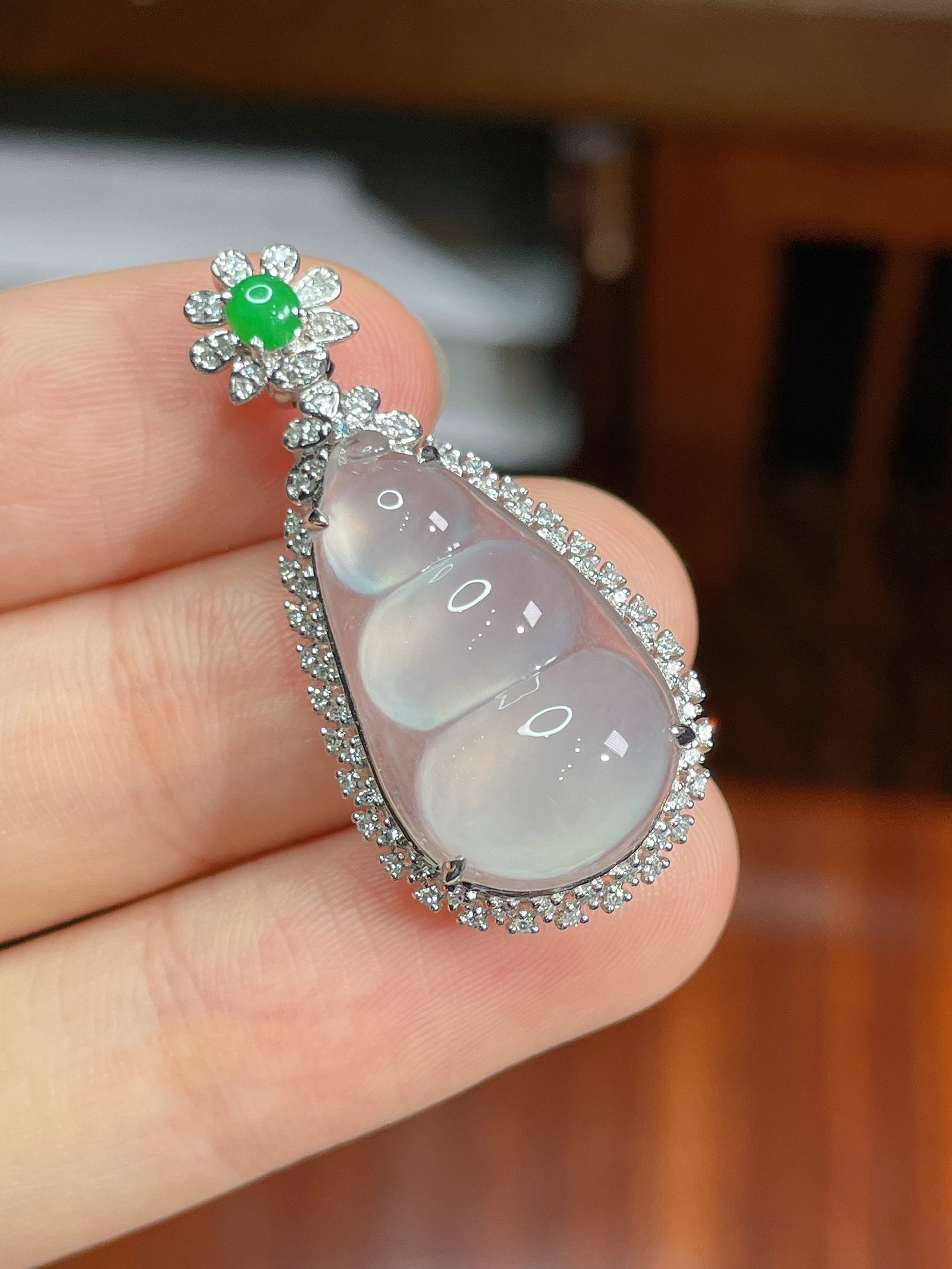 18K gold jadeite pendant: This 18K gold jadeite high ice bean pendant perfectly embodies the combination of simplicity and luxury. Its high ice quality is smooth and translucent, as if it were condensed from a clear glacier,