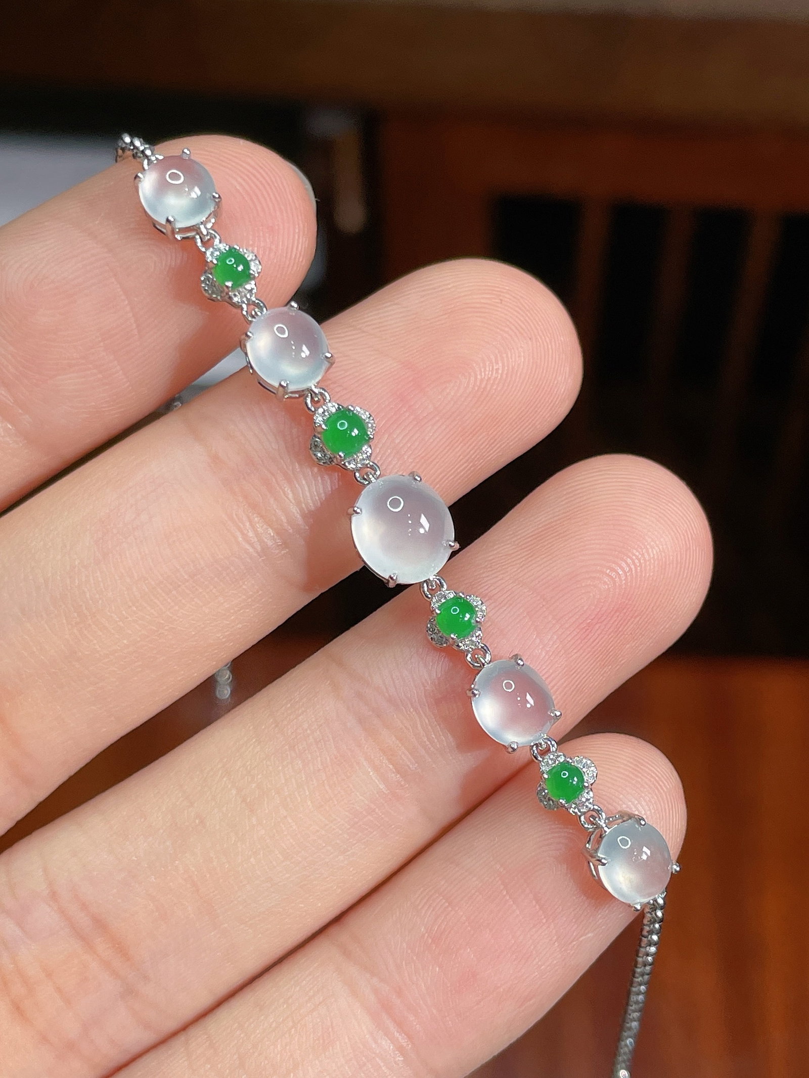 18K gold jadeite bracelet: This jadeite bracelet is meticulously set with high-quality egg-faced jadeite in 18K gold, perfectly showcasing the elegance and luxury of the precious material. Each egg-faced jadeite is as clear as