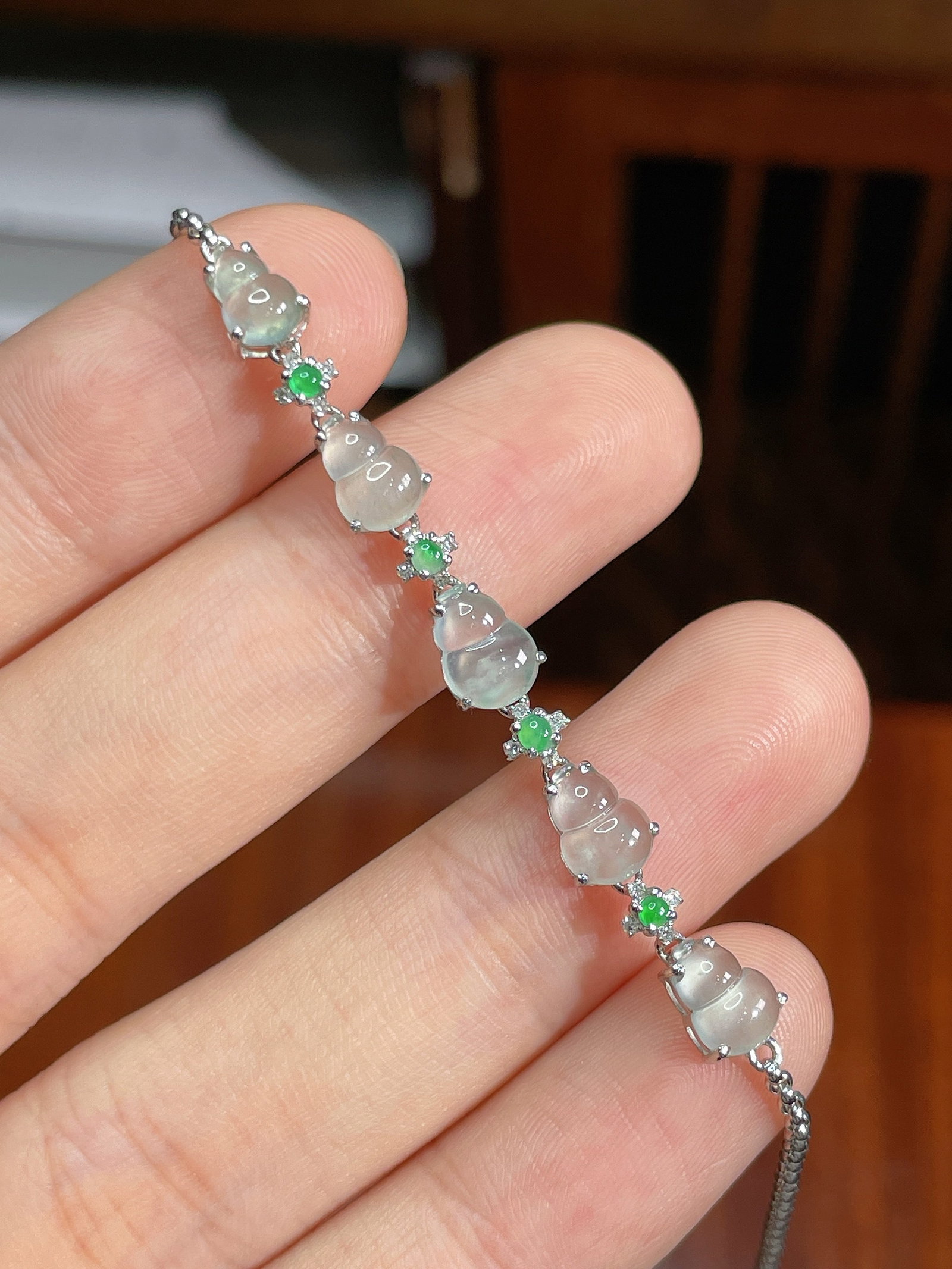 18K gold jadeite gourd bracelet: This jadeite high ice gourd bracelet is carefully set in 18K gold, showcasing an unparalleled delicacy and elegance. Its perfect design not only highlights the wearer's noble temperament but also