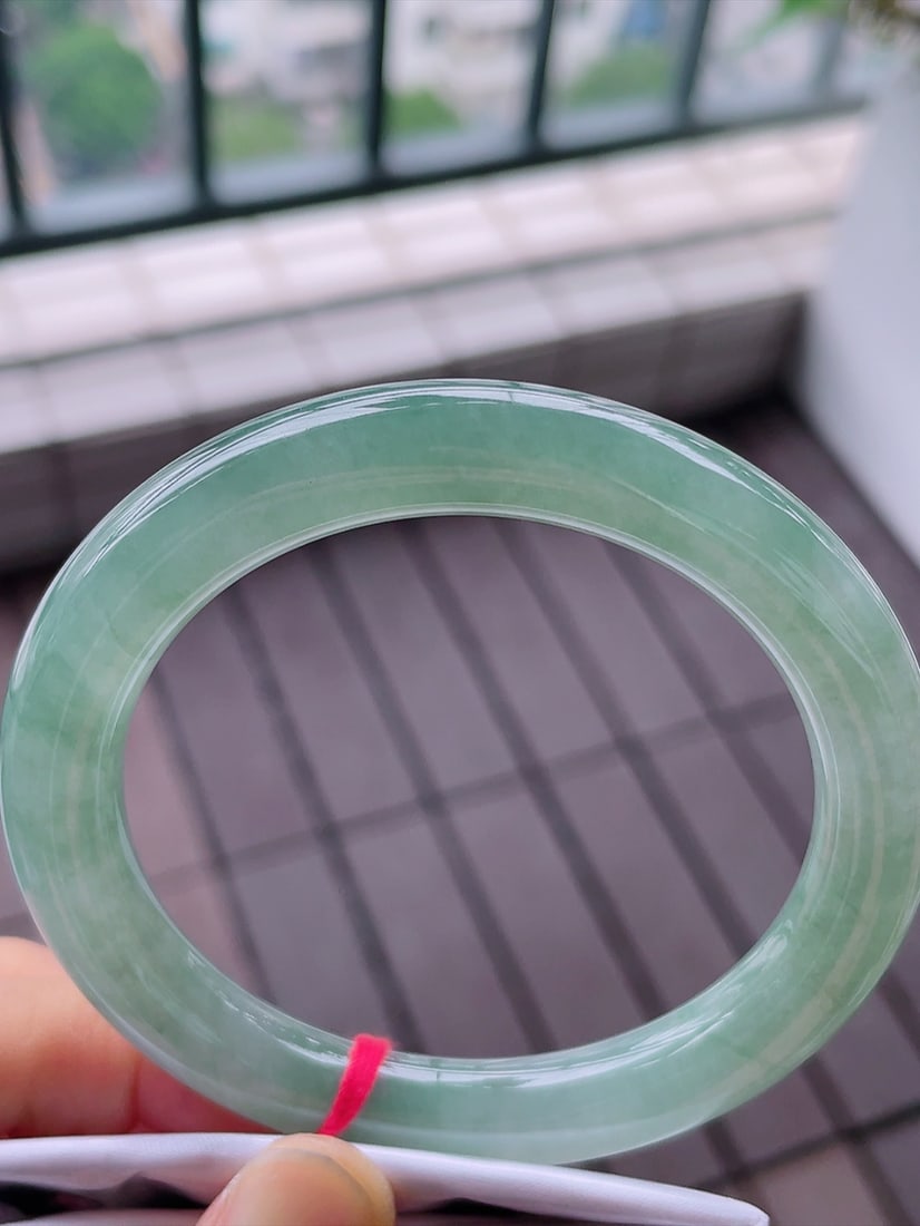 jadeite bracelet: This jadeite bracelet features a characteristic ice oil green color, emitting a refreshing and neat aura, perfectly showcasing the high quality of the old pit variety. Its ice oil glossy texture