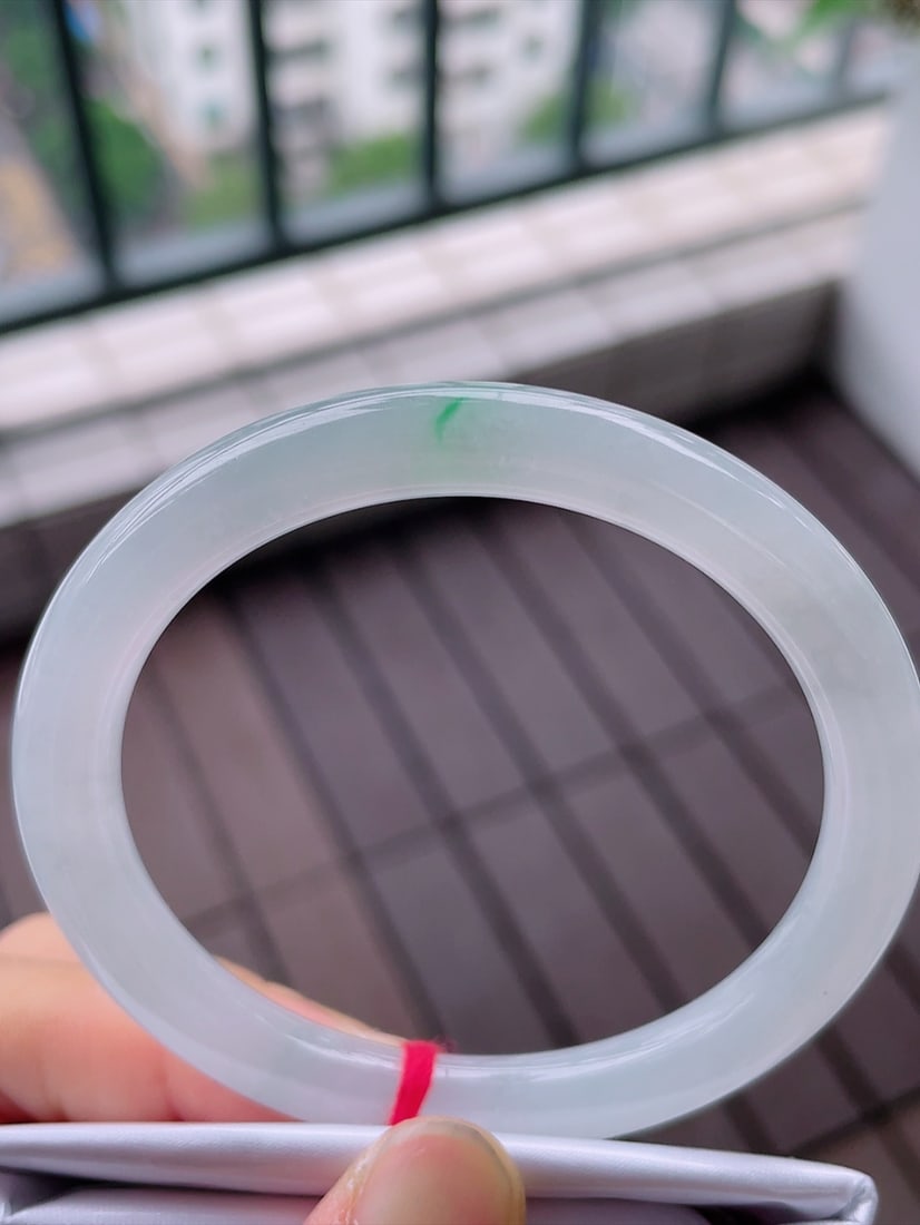 jadeite Round Bangle: This jadeite round bangle, with its ice-floating green color, resembles a fresh touch of greenery, enchanting and captivating. It is made of high-quality jadeite from the old pit, flawless, showcasing
