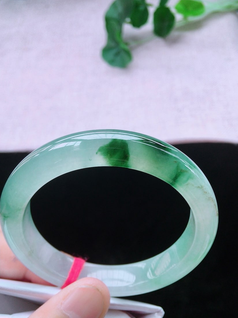 jadeite bracelet: This jadeite bracelet is renowned for its watery, icy, and delicate texture, perfectly showcasing the natural beauty of jadeite. Wearing it on the wrist is like a clear spring, exuding an elegant and
