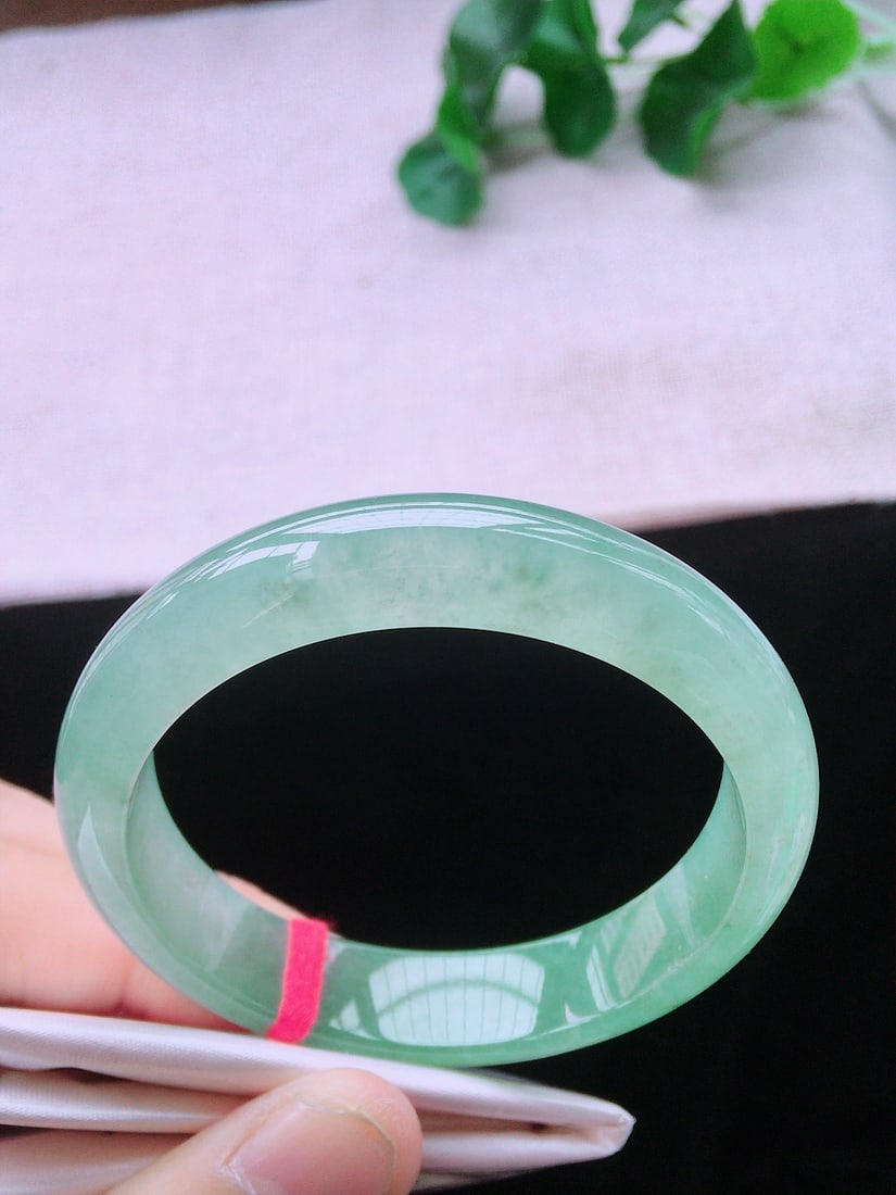 jadeite bracelet: This jadeite bracelet captivates people with its icy transparency and flawless craftsmanship. The bracelet's watery quality allows the wearer to exude a fresh and natural charm on any occasion.