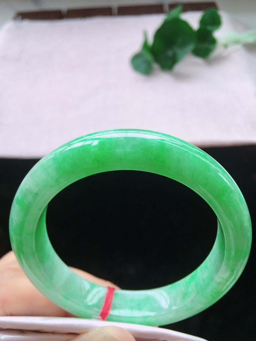 jadeite bracelet: This bracelet features ice-floating green jadeite as the main material, showcasing a watery luster and vibrant colors. The flawless design is captivating at first sight. The fresh color tone of the