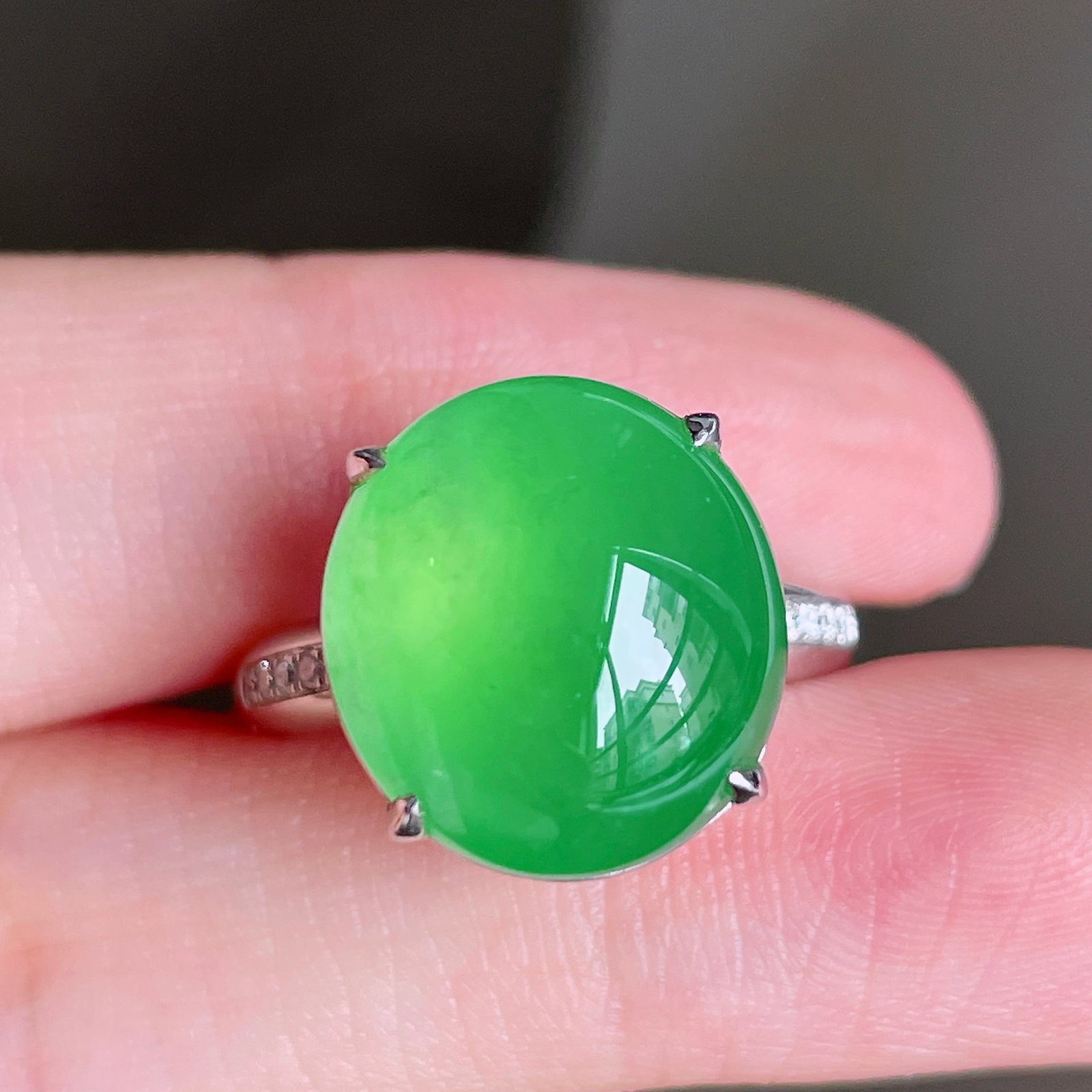 18K gold jadeite ring: This jadeite ring is set in 18K gold, perfectly showcasing the unique charm of high-quality jadeite. The jadeite has a bright color and a fine texture, resembling a shimmering pigeon egg under