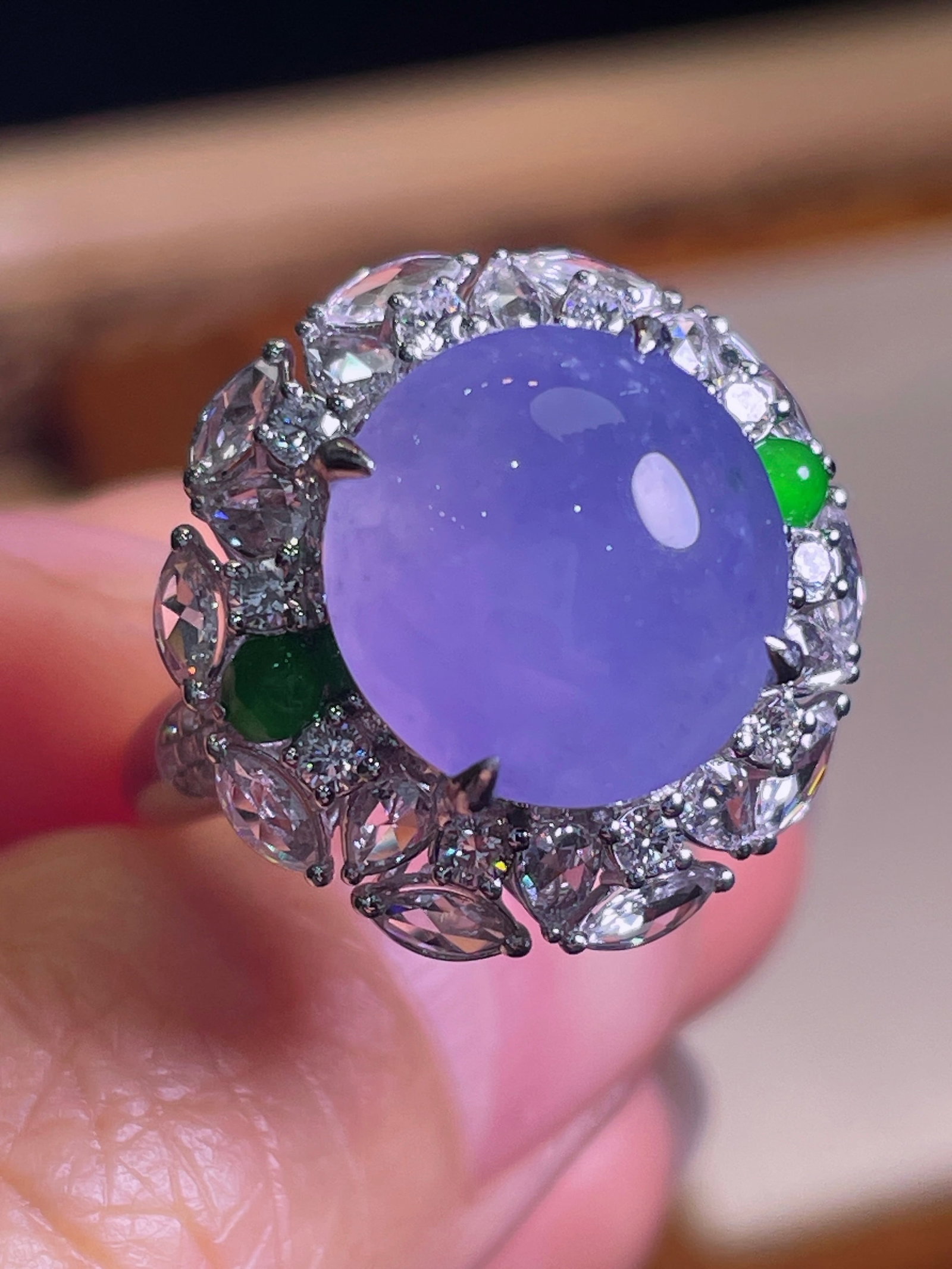 18k gold inlaid diamond jadeite ring: This violet jadeite ring is meticulously set in 18K gold, showcasing a delicate and unique charm. The rich violet color is dreamlike, adding a touch of mystery and elegance to the wearer. The