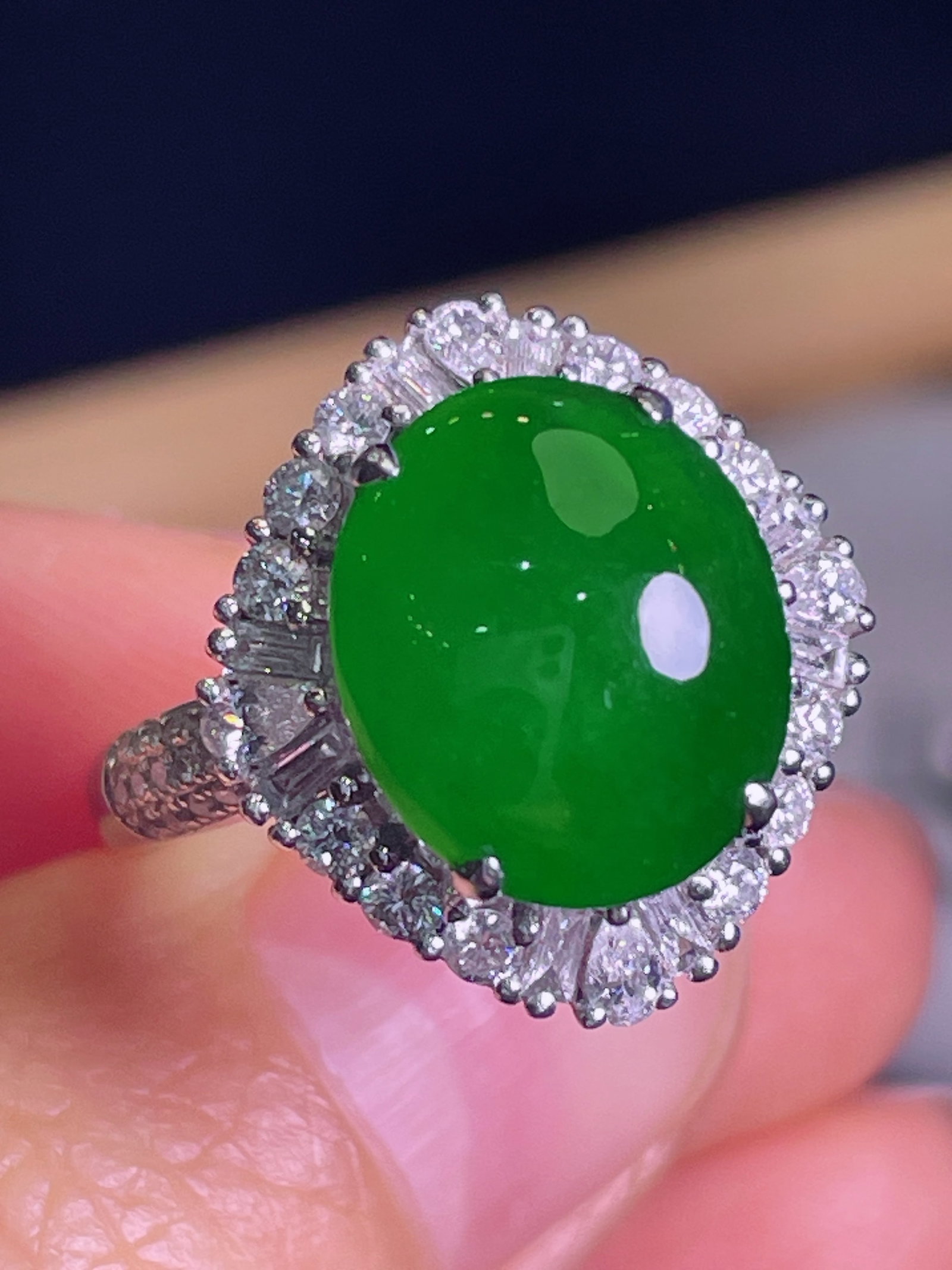 18k gold inlaid diamond jadeite ring: This 18K gold jadeite ring is renowned for its delicate and watery design. The ring's full green color is like morning dew, giving a refreshing and neat feeling. The exquisite diamond setting adds a t