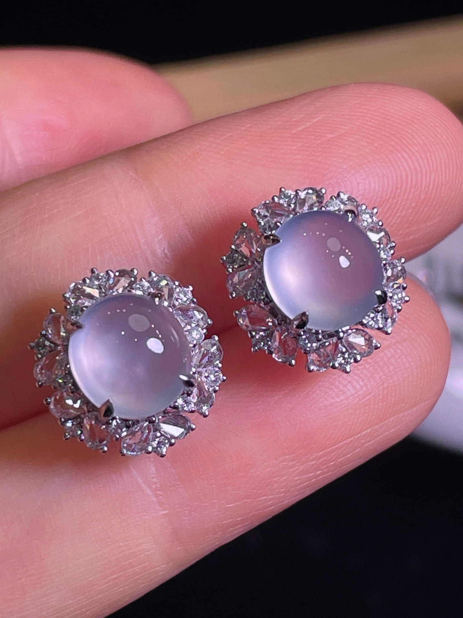 18k gold inlaid diamond jadeite earrings: This jadeite white ice egg-faced stud earring is exquisitely set with diamonds in 18K gold, showcasing a delicate and unique charm. Its design is simple yet elegant, perfectly complementing the