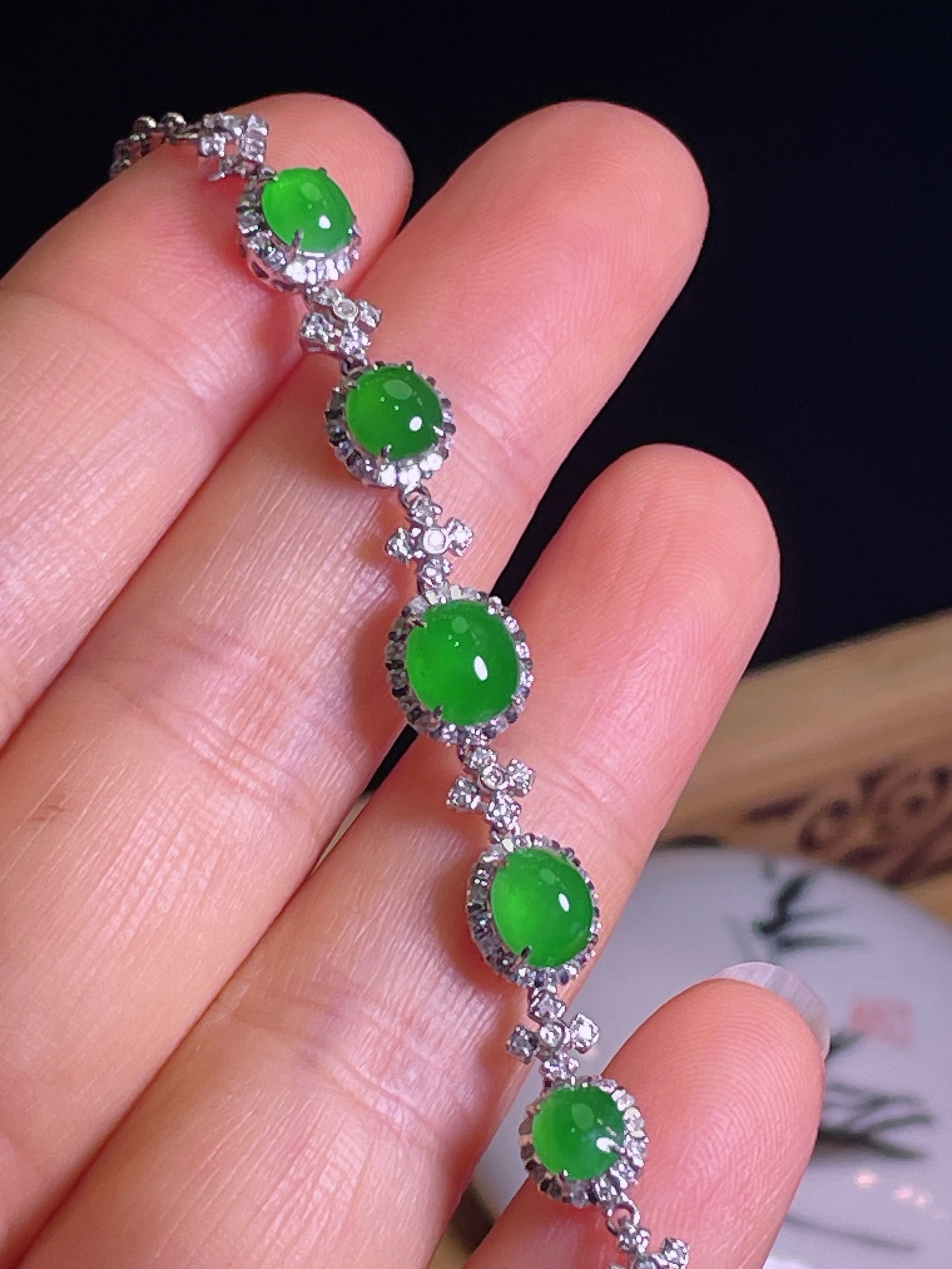 18K gold diamond jadeite bracelet: This jadeite bracelet is meticulously set in 18K gold, showcasing the unique charm of a full green egg face. Its delicate and watery texture is like morning dew, emitting a charming brilliance.
