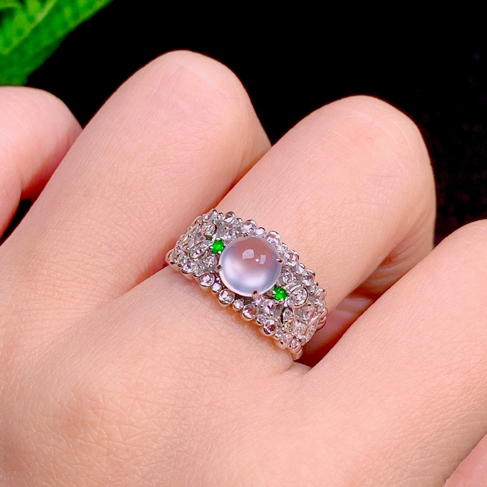 Natural jadeite high ice egg-faced ring: This jadeite high-ice egg-faced ring is like a romantic poem, showcasing the wearer's unique charm and elegant temperament. The aura of natural jadeite complements the high-ice texture, making every
