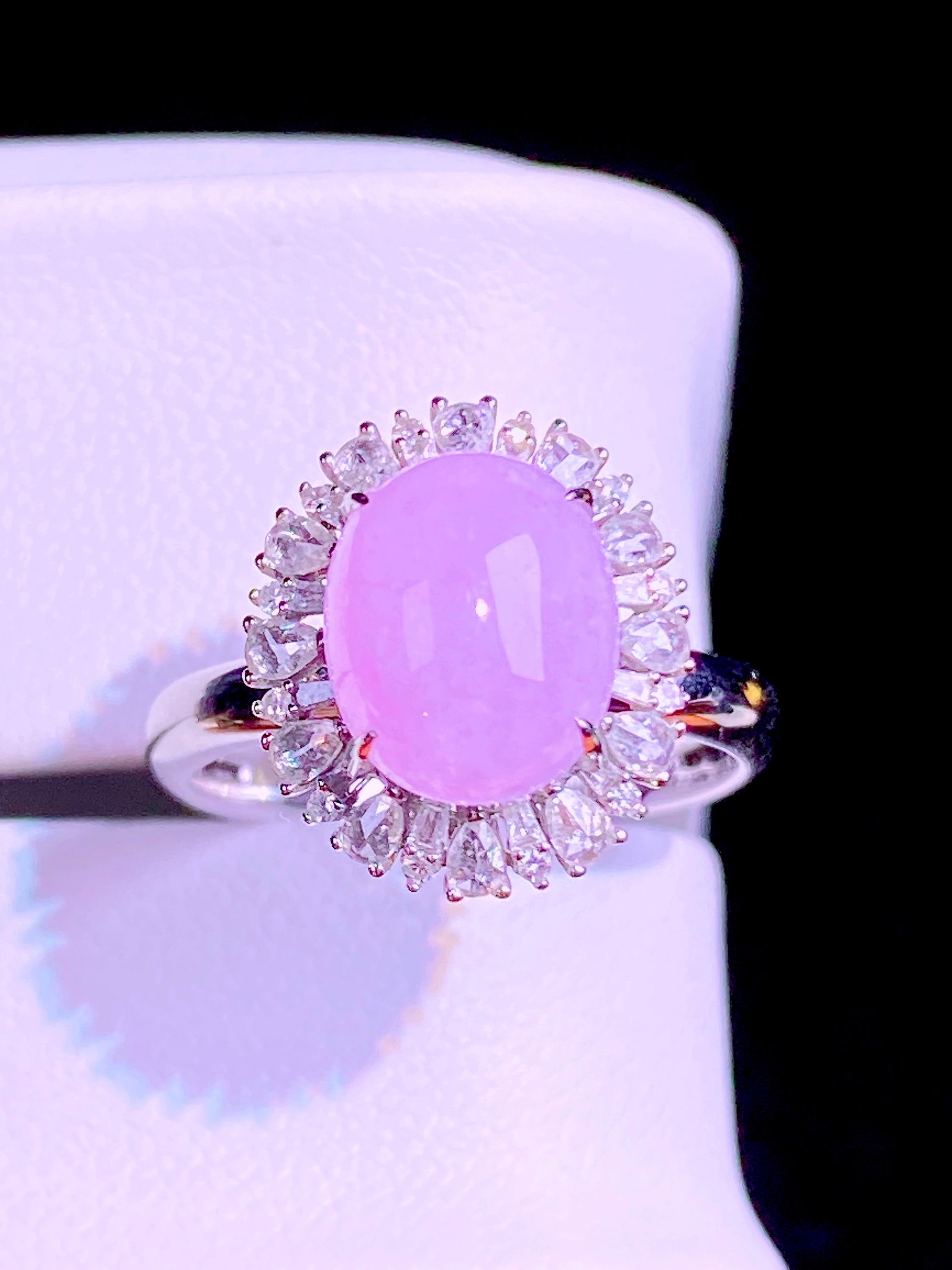Natural jadeite violet ring: This natural jadeite high ice violet egg-faced ring, with its special aura and beautiful design, becomes a romantic companion on the journey of self-love. The color of the ring is as beautiful as