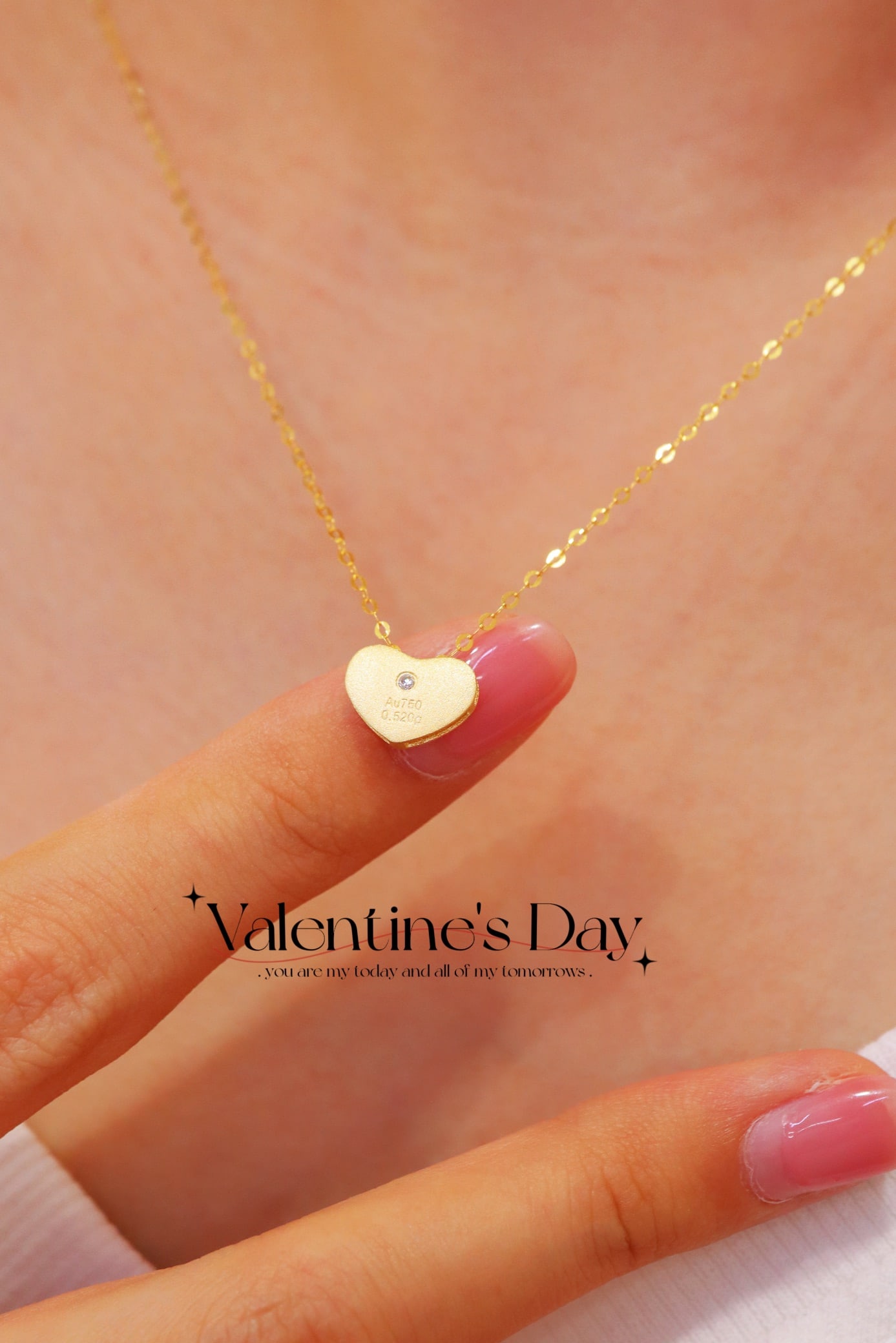 18K Gold Diamond Heart Pendant (chain not included): This 18K gold diamond heart pendant, with its sweet design and profound symbolism, becomes the perfect gift to express eternal love. The "0.520" mark on the pendant is like a silent love letter,