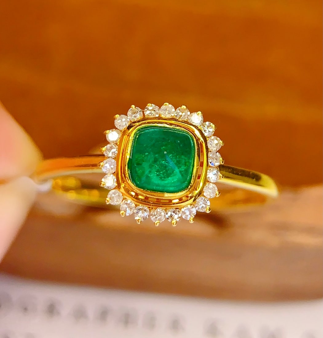 18K gold emerald ring: This 18K gold emerald ring features a natural emerald gemstone at its core, exquisite and elegant. Its deep green color symbolizes life and vitality, perfectly complementing the wearer's noble tempera