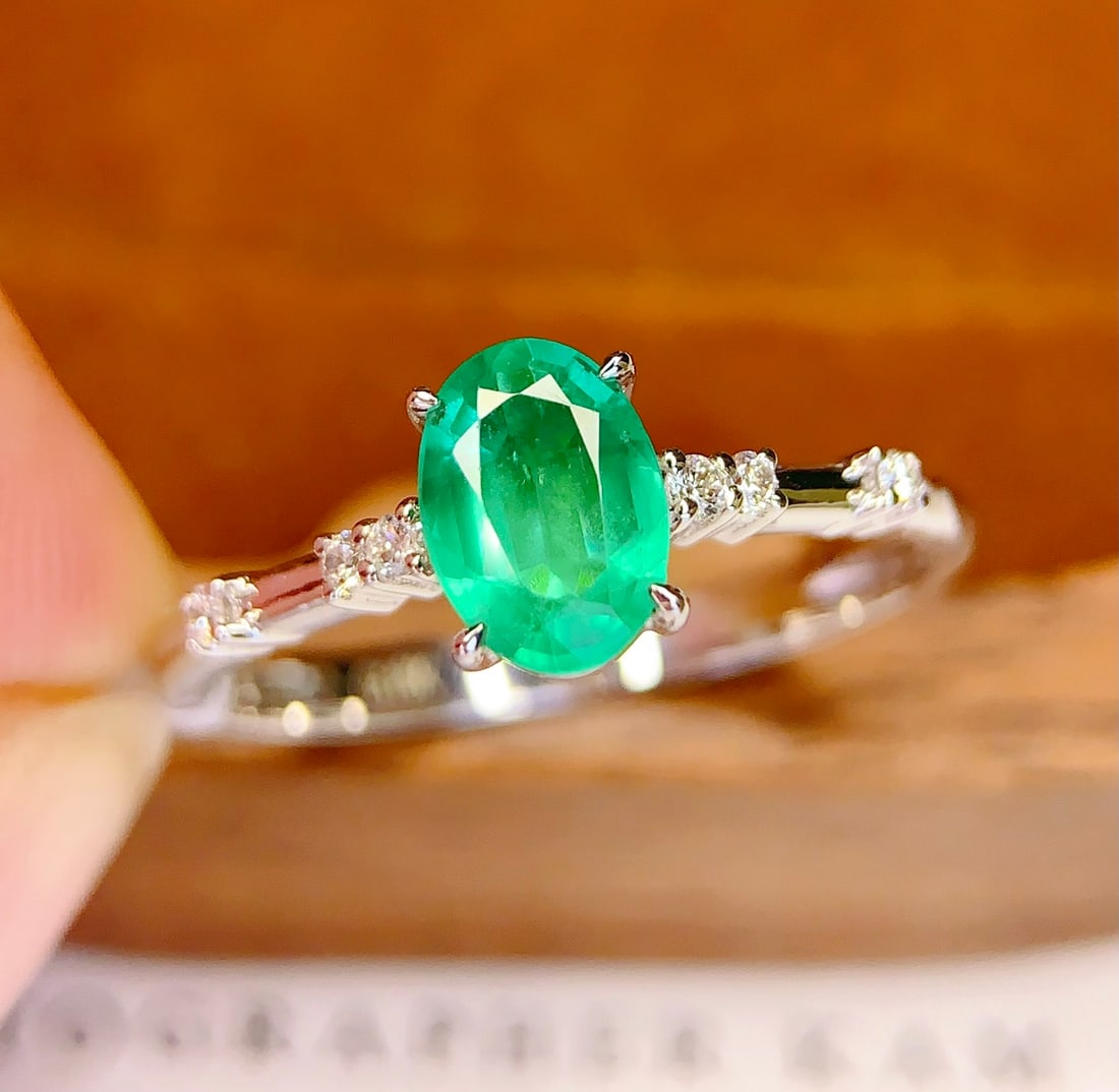 18K gold natural emerald ring: This 18K gold natural emerald ring, like a rich green elf, delicately adorns the fingers, showcasing a noble and elegant temperament. Whether worn daily or for special occasions, this ring can