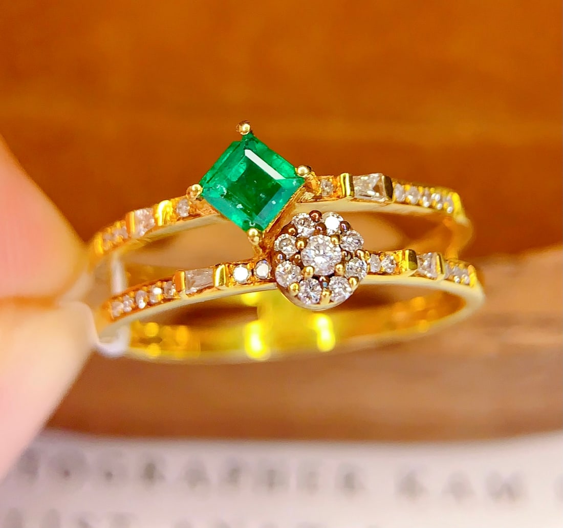 18K gold emerald ring: This 18K gold emerald ring features a natural emerald gemstone at its center, emitting a rich green color that perfectly enhances the wearer's everyday elegance. This ring not only symbolizes