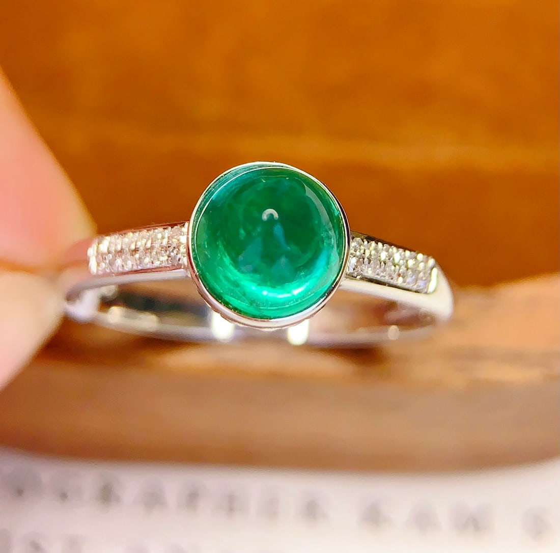 18K gold natural emerald ring: This 18K gold natural emerald ring features a rich green emerald complemented by the dazzling brilliance of diamonds, showcasing a dual charm of nobility and luxury. This ring is not only an ideal