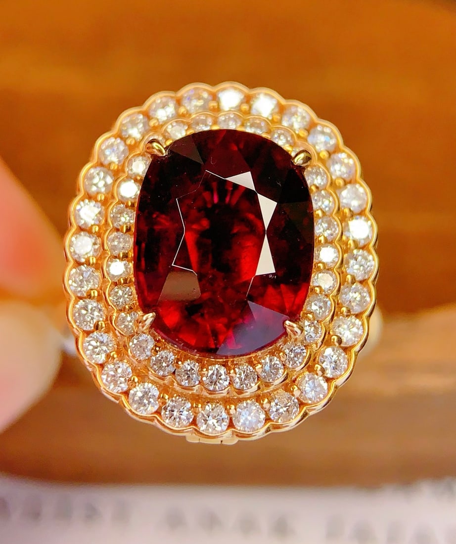 18K gold emerald ring: This 18K gold beryl ring, with its natural beauty and versatile design, features a main stone of 6 carat beryl, showcasing rich color and high clarity, allowing the wearer to shine with elegance in