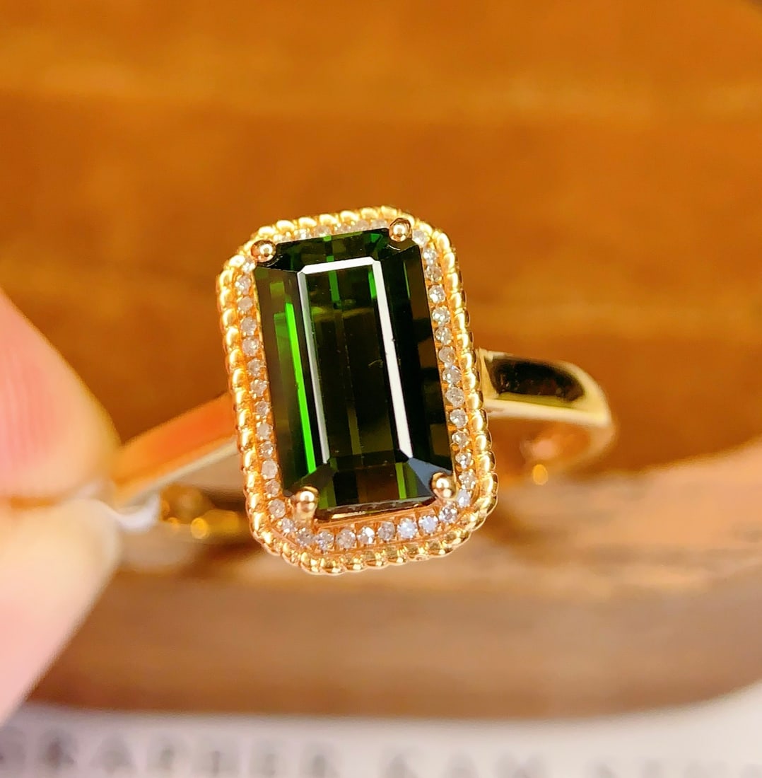 18K gold natural aquamarine ring: This 18K gold natural aquamarine ring stands out for its unique design and high-quality materials. The dazzling aquamarine main stone weighs 3 carats, emitting a charming brilliance that perfectly