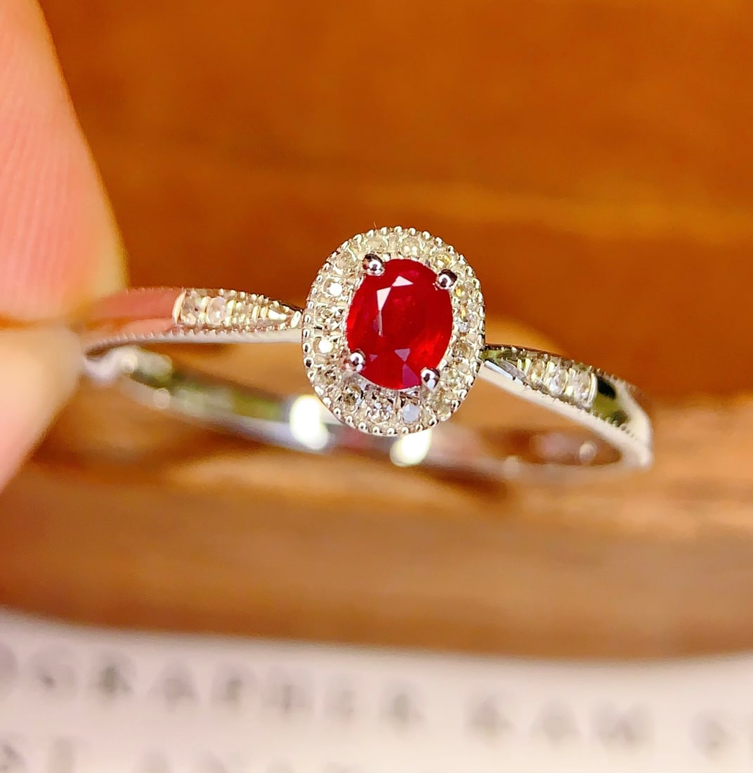 18K Gold Natural Ruby Ring: This natural ruby ring is meticulously crafted in 18K gold, showcasing unparalleled luxury and perfectly interpreting the combination of classic and modern styles. The vibrant color of the ruby is