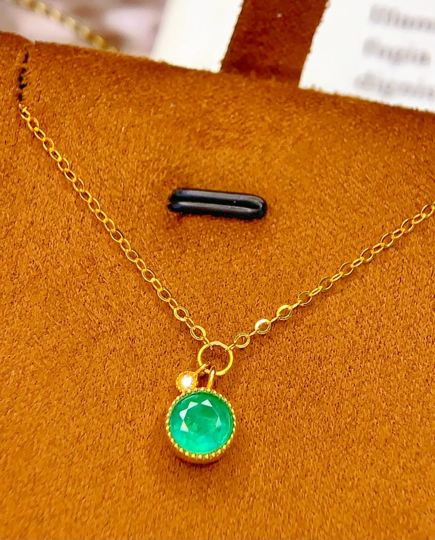 18K gold emerald collarbone necklace: This 18K gold emerald collar necklace showcases its natural emerald stone at the center, displaying a deep green captivating color, like a touch of fresh greenery, adorning the neckline, exuding