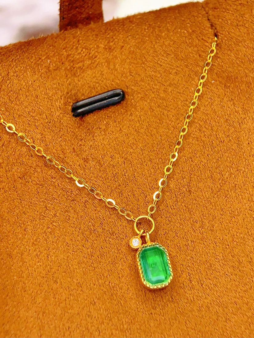 18K gold emerald collarbone necklace: This 18K gold emerald collar necklace features a central vivid green natural emerald that emits a charming glow, perfectly complementing the wearer's elegant temperament. Its design inspiration comes