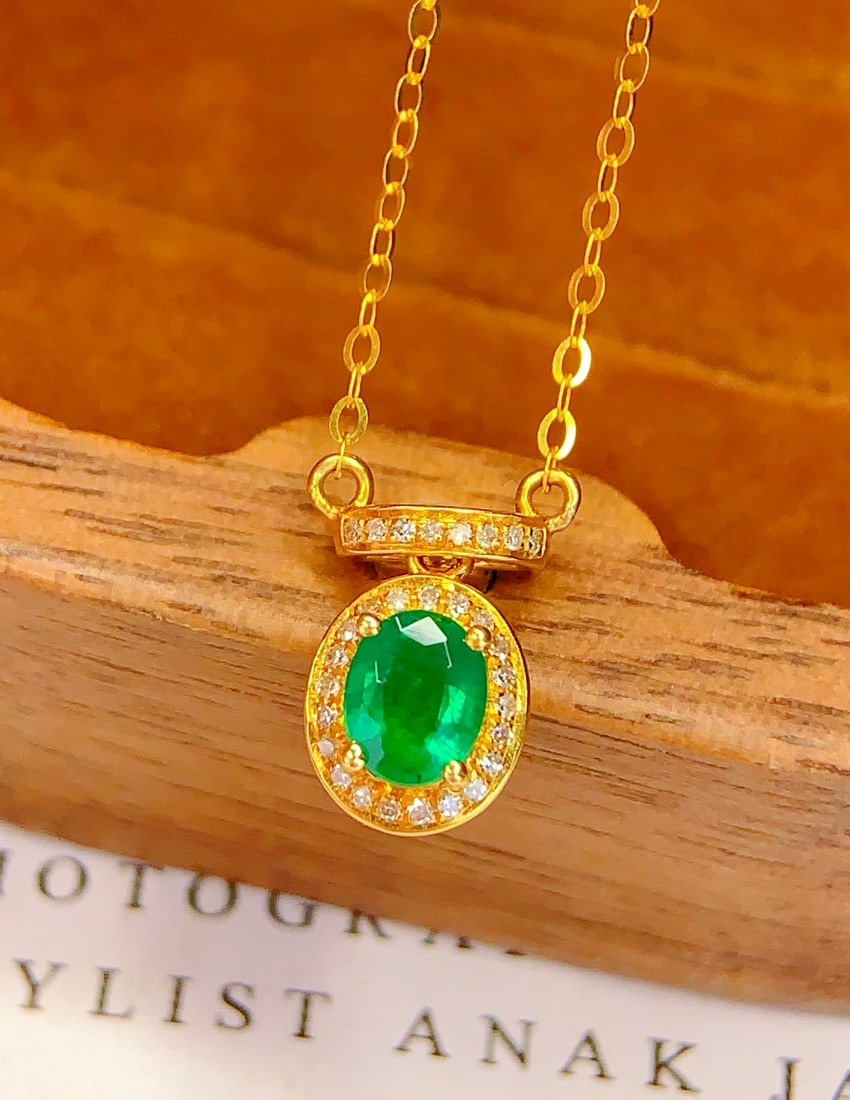 18K gold emerald collar necklace: This 18K gold emerald collar necklace, with its natural emerald as the centerpiece, perfectly showcases the wearer's elegance and nobility. The rich color of the emerald complements the sparkling