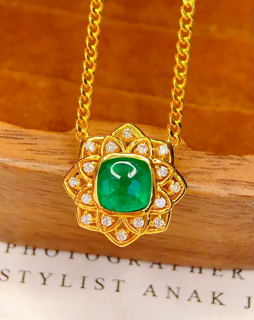 18K gold emerald collar necklace: This 18K gold emerald collar necklace features a natural emerald gemstone at its center, emitting a rich green light like a nature spirit, adorning the neck and allowing the wearer to exude elegant