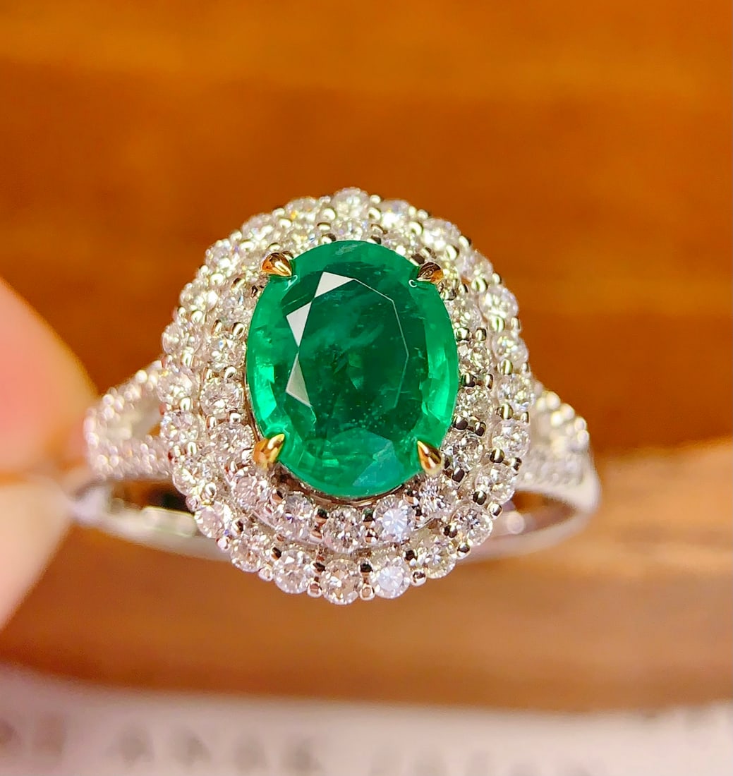 18K gold emerald ring: This 18K gold emerald ring combines the deep green charm of natural emerald with the brilliant sparkle of high clarity diamonds. Its design not only showcases luxurious elegance but also adds a touch 