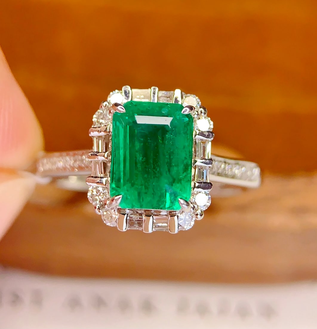 18K gold natural emerald ring: This 18K gold natural emerald ring perfectly captures the natural elegance and luxury. The emerald, with its rich green color, exudes unparalleled charm, captivating the beholder. Whether worn daily