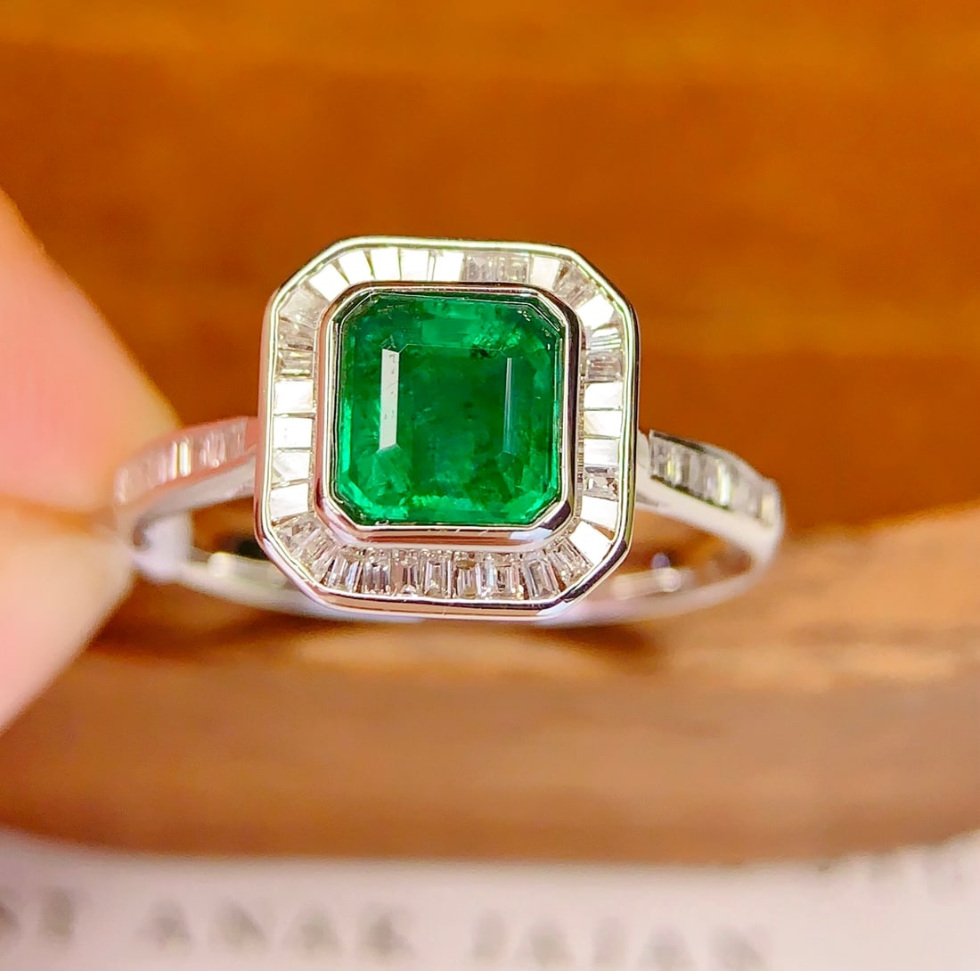 18K gold natural emerald ring: This 18K gold natural emerald ring adds endless elegance and charm to you with its enchanting color and exquisite design. It perfectly showcases the intense green brilliance of the high-purity