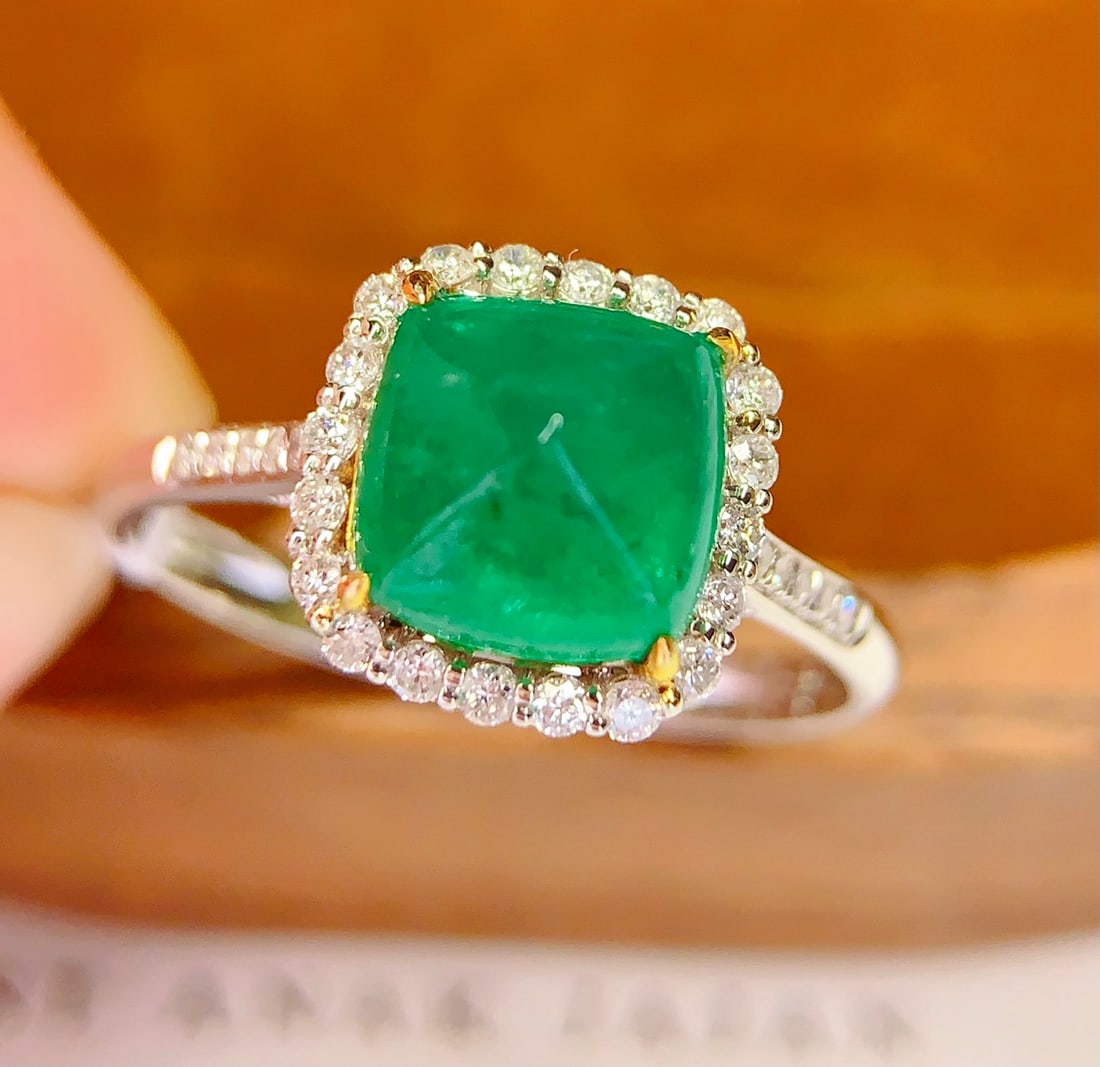 18K gold emerald ring: This ring is crafted in 18K gold and set with a natural emerald as the main stone, emitting a rich and charming green light, perfectly interpreting nobility and elegance. Whether worn daily or on