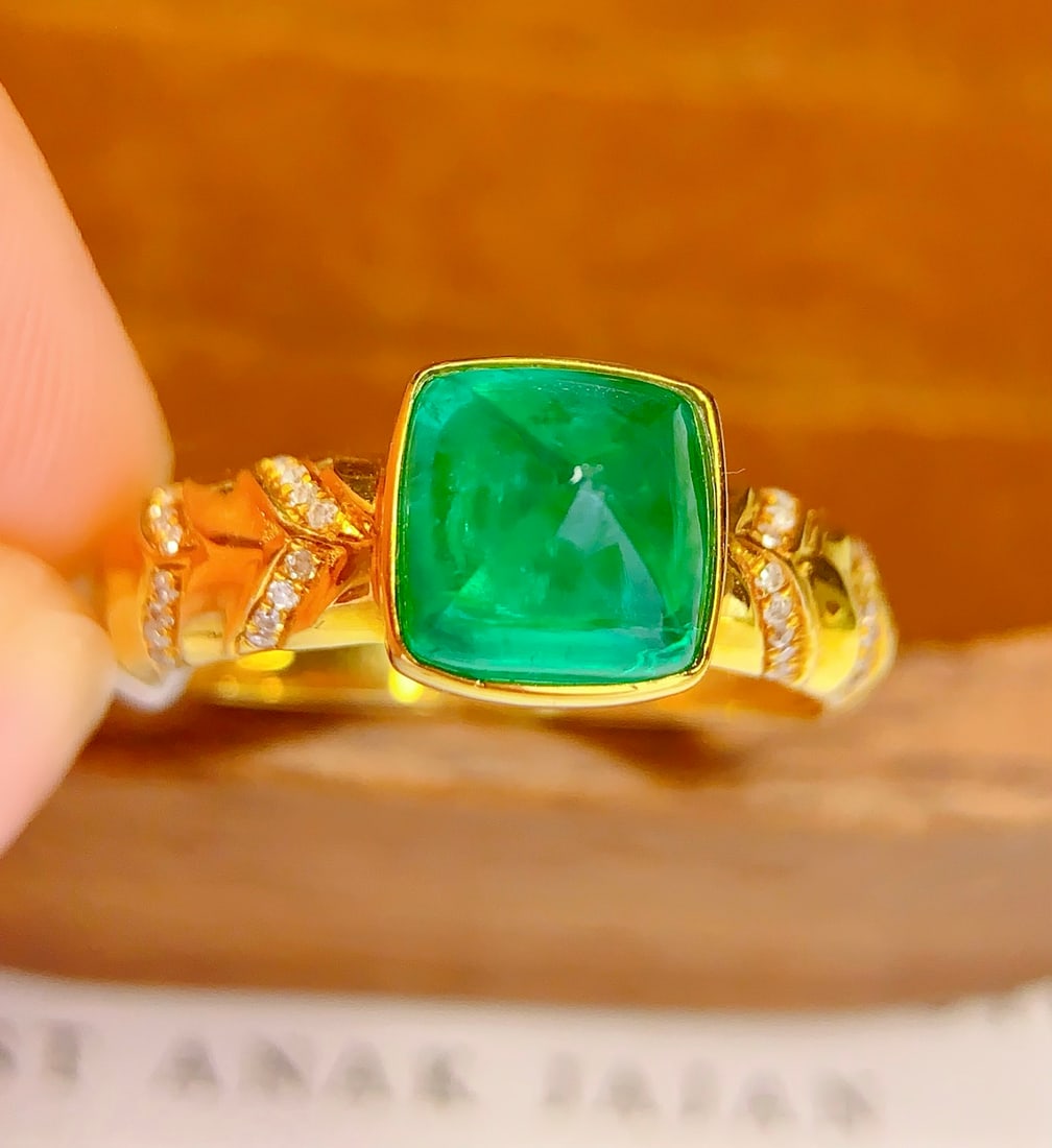 18K Gold Natural Emerald Ring: This ring is meticulously crafted in 18K gold, set with natural emerald, showcasing a rich green glow, like a nature spirit dancing on your fingertips. The high clarity emerald not only enhances the
