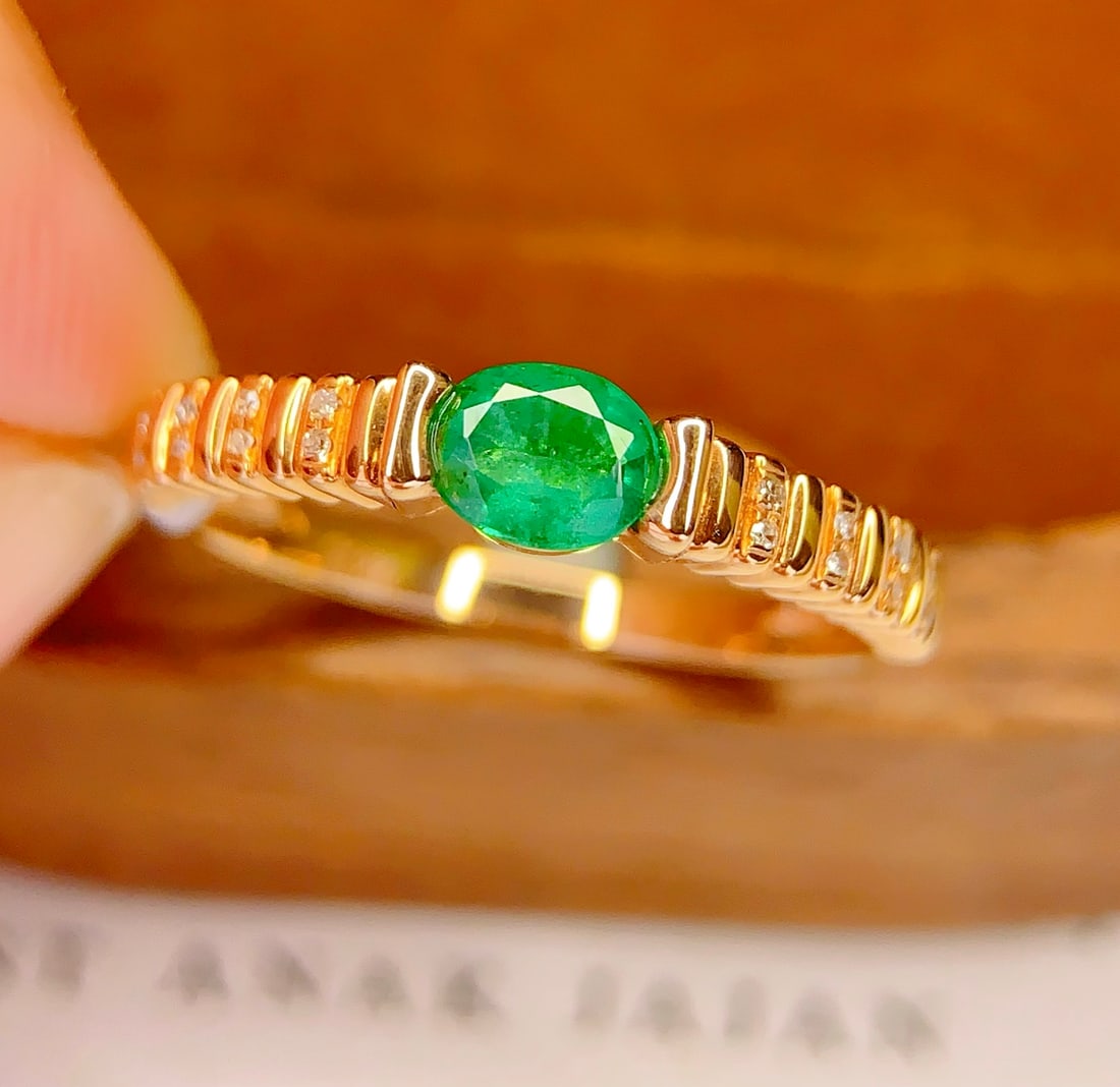 18K Gold Natural Emerald Ring: This 18K gold natural emerald ring, with its rich green glow and high clarity gemstone, perfectly showcases the wearer's elegance and charm. Whether for everyday wear or special occasions, this ring