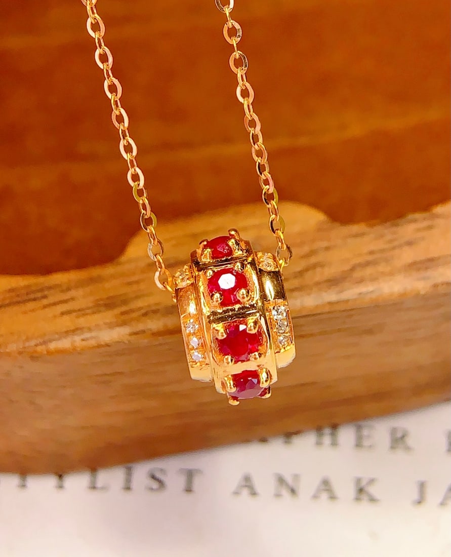 18K Gold Ruby Collarbone Necklace: This 18K gold ruby collar necklace shines with the brilliant light of natural rubies. Its design inspiration comes from the perfect fusion of classic and modern styles, suitable for daily wear,