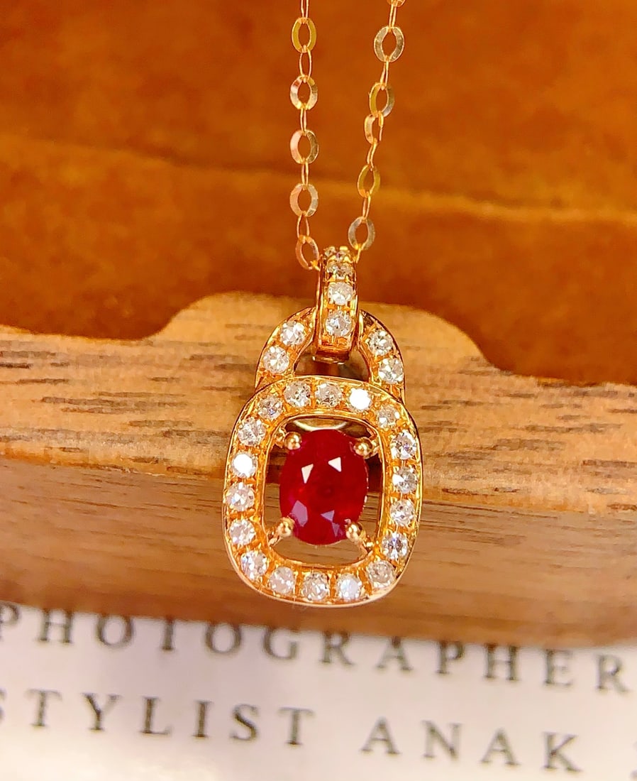 18K Gold Ruby Collarbone Chain Necklace: This ruby collar necklace is meticulously crafted in 18K gold, showcasing unparalleled nobility and elegance. The deep color of natural rubies seems to inject strong emotions with every breath,